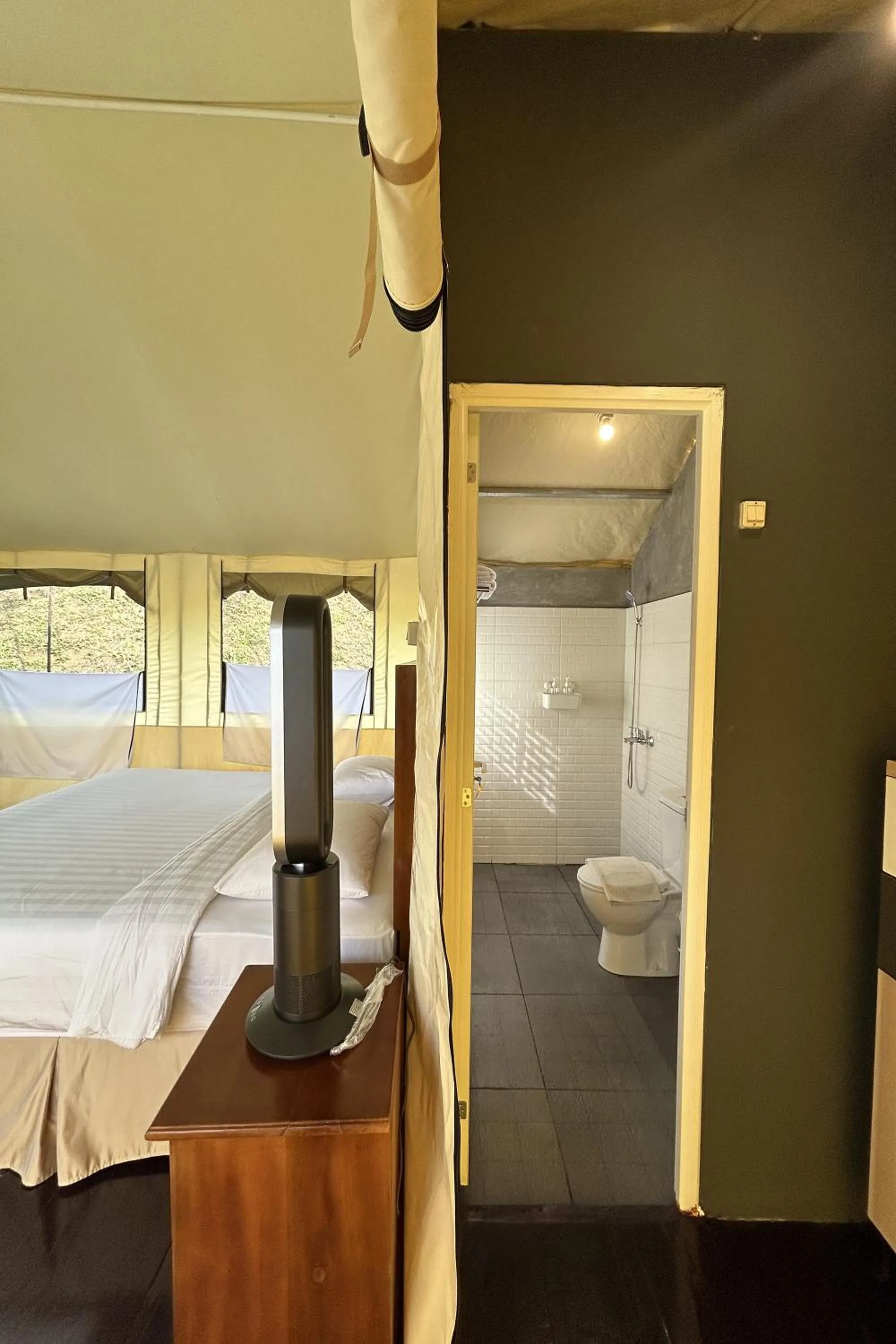 Photo of the whole room, Bed in Alinson Sunset Hill