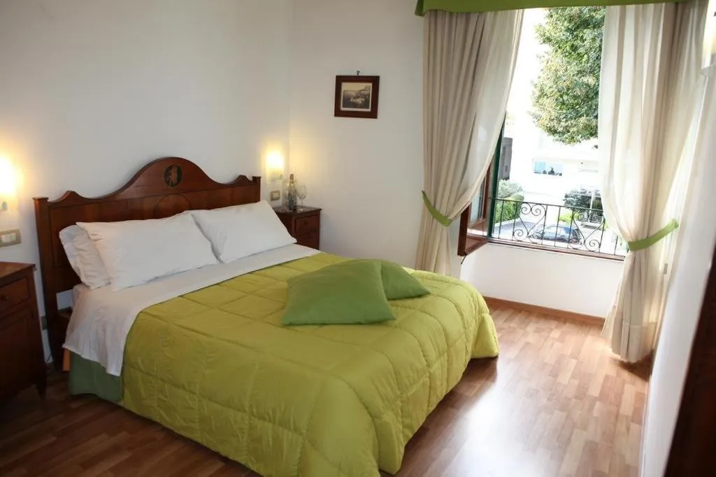Bed in La Magnolia Sorrento - City Centre Hotel