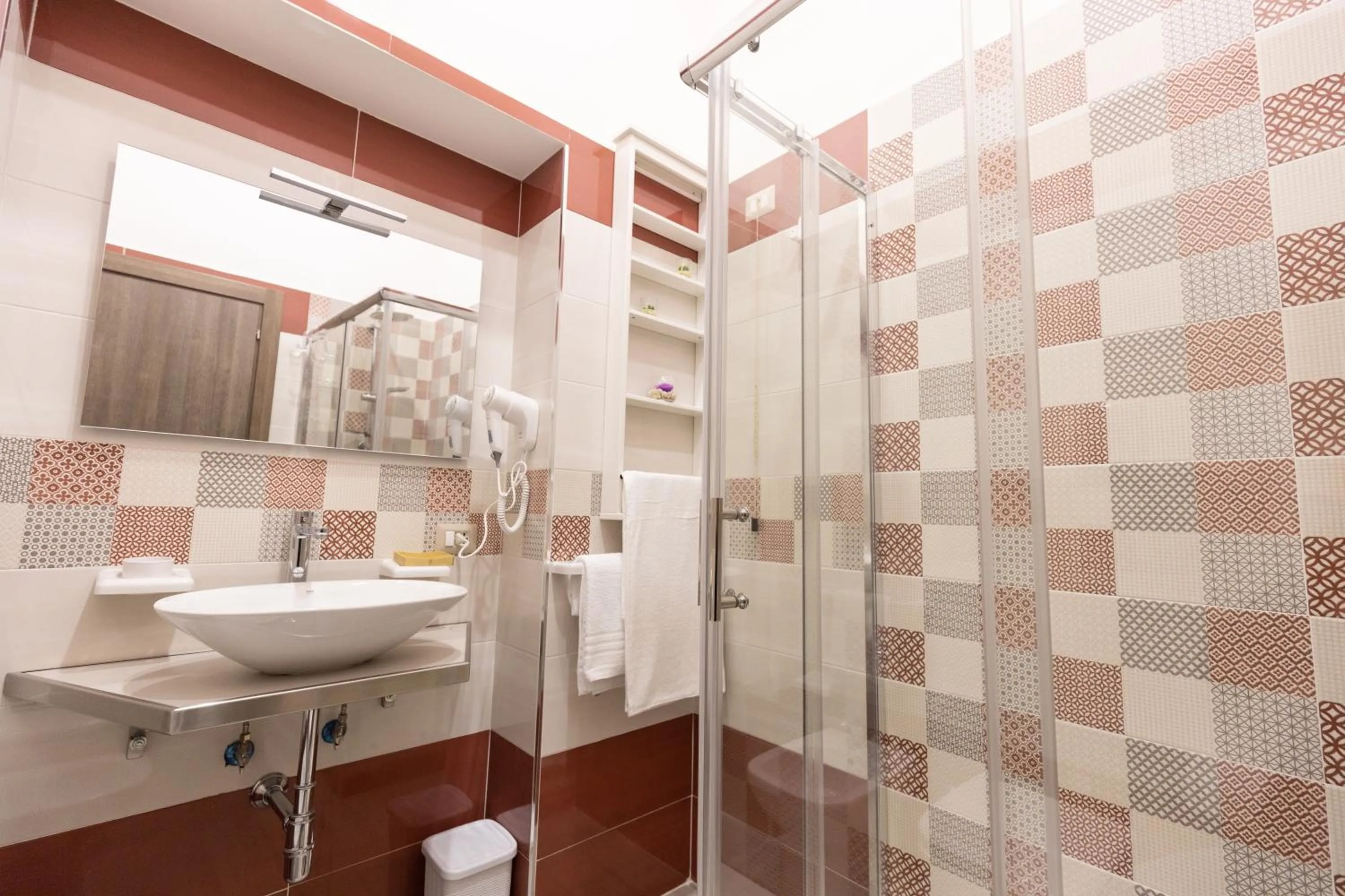 Shower in Napoli Museo bed and breakfast