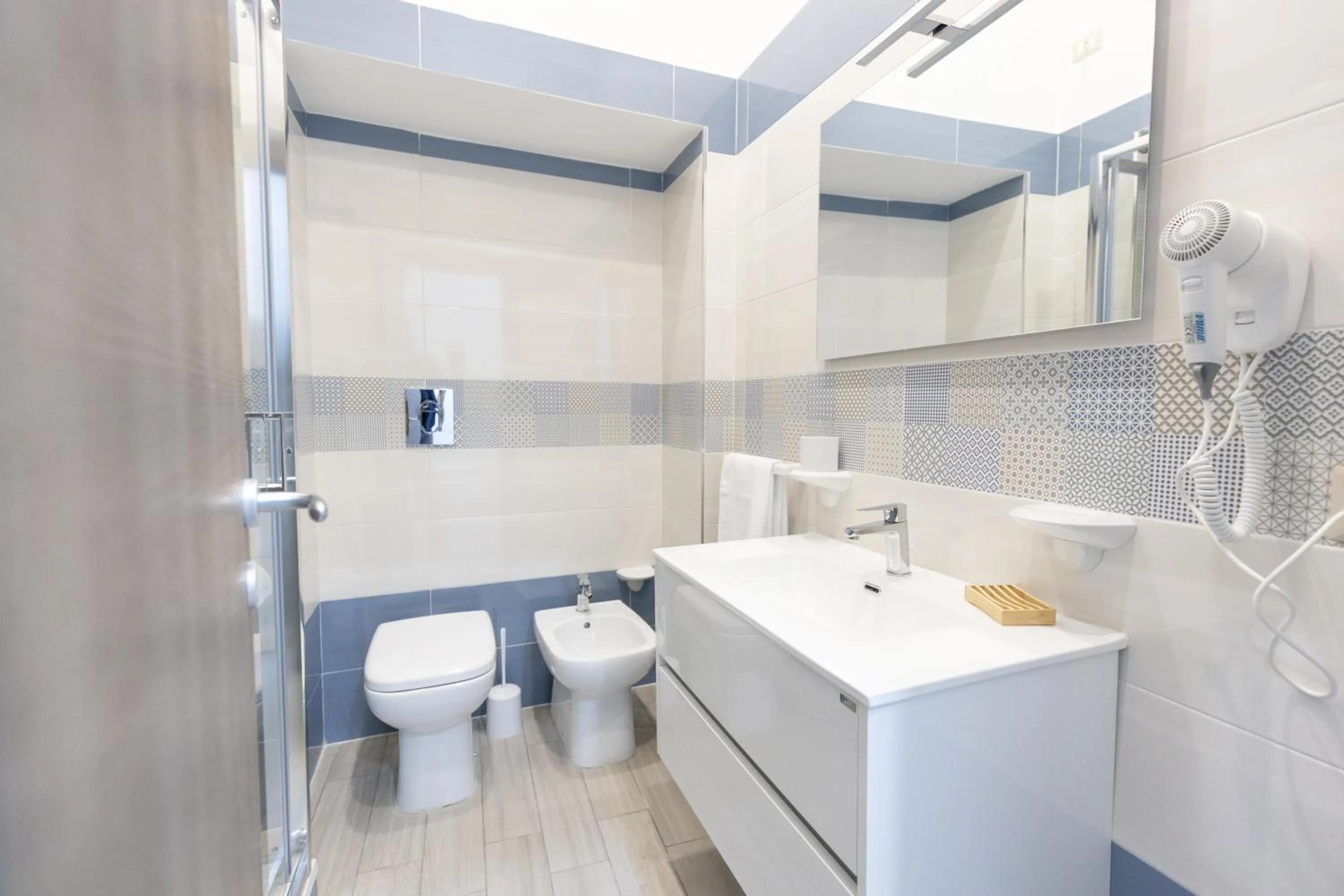 Shower in Napoli Museo bed and breakfast