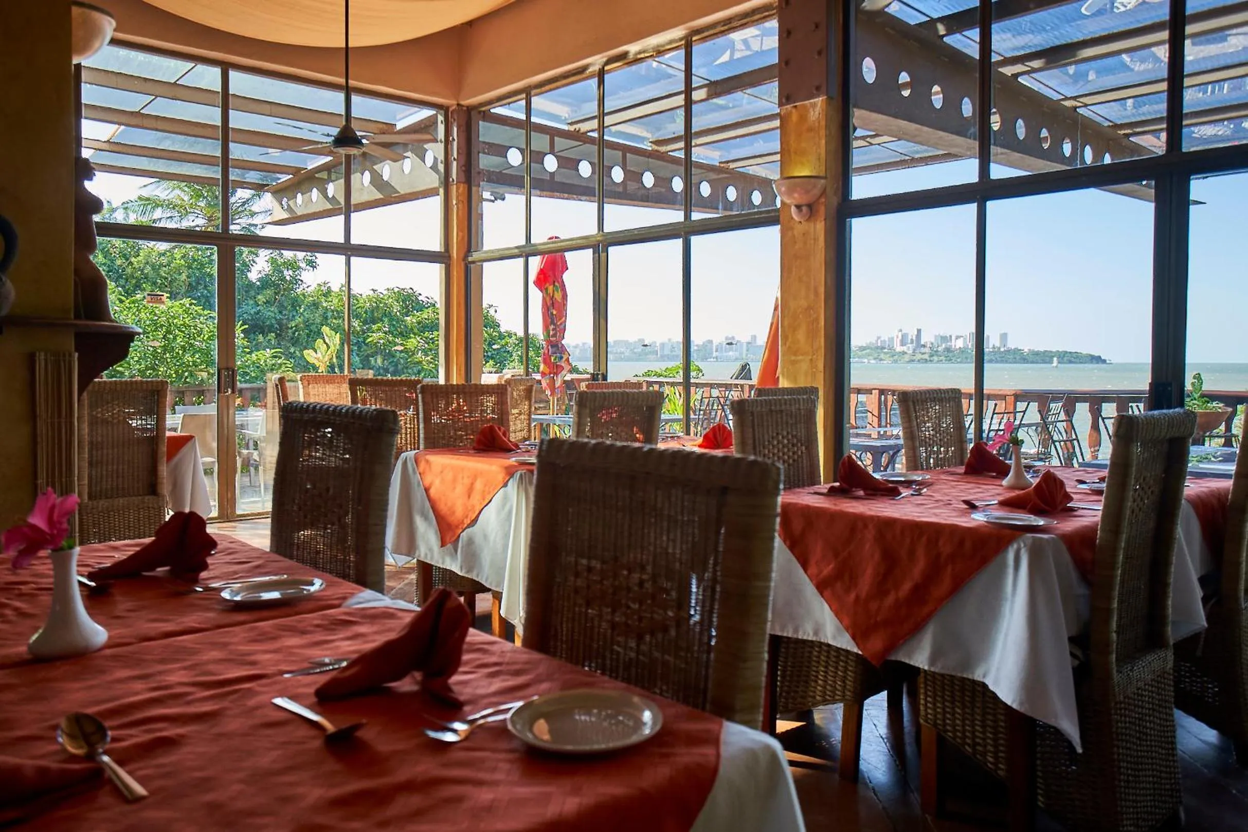 Restaurant/places to eat in Catembe Gallery Hotel