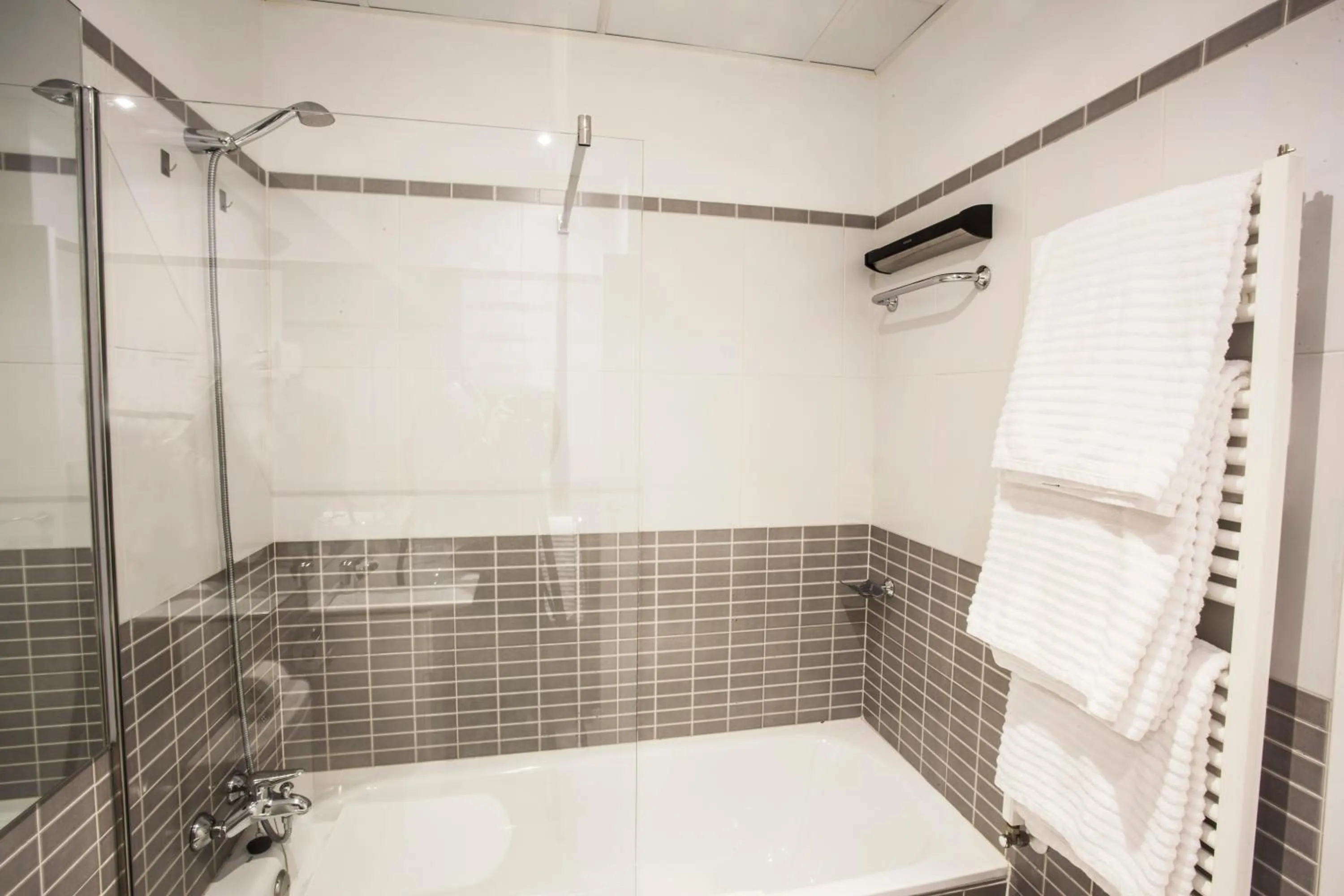 Shower in TGH Gran Vía Apartments