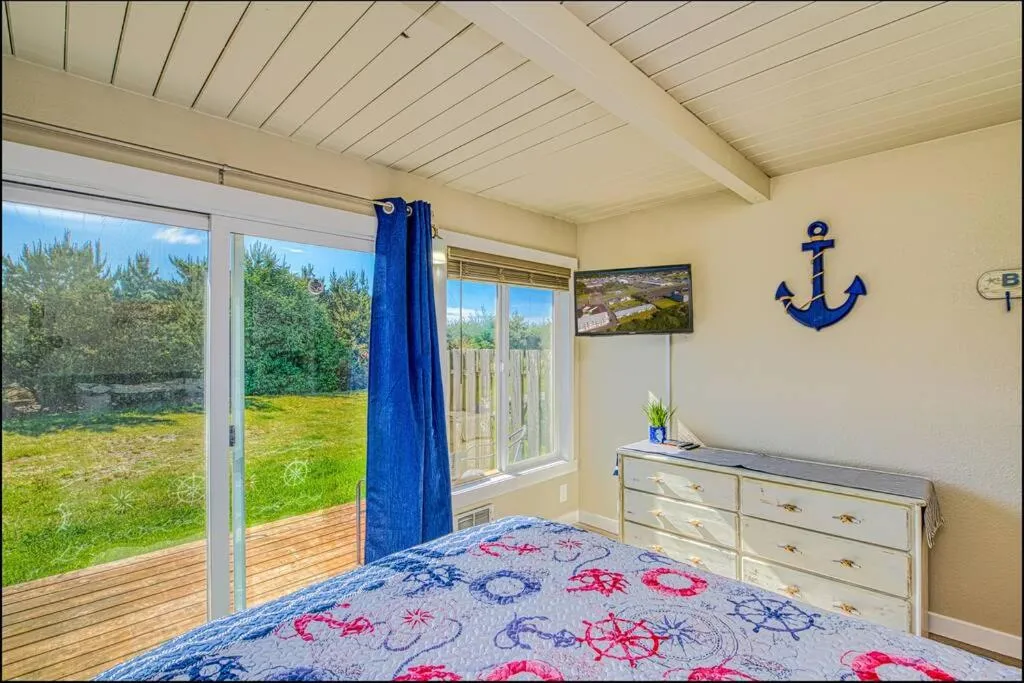 Bed in Clam Jam Condo