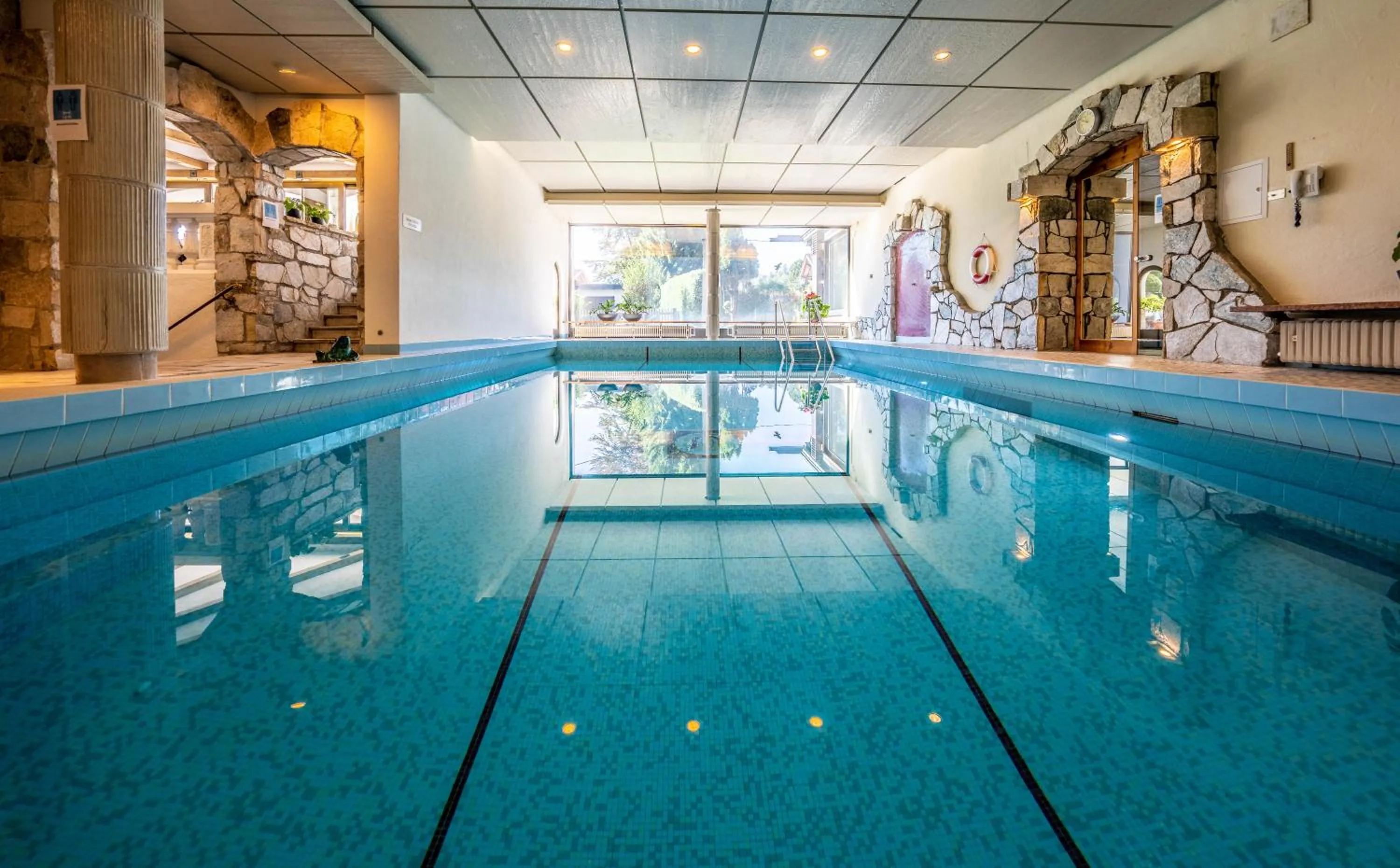 Swimming pool in Parkhotel Wallgau 4 Sterne Superior Alpenjuwel mit Spa Genuss, Golf & Wellness in der Karwendel-Region Tradition trifft Eleganz im stilvollen Rückzugsort