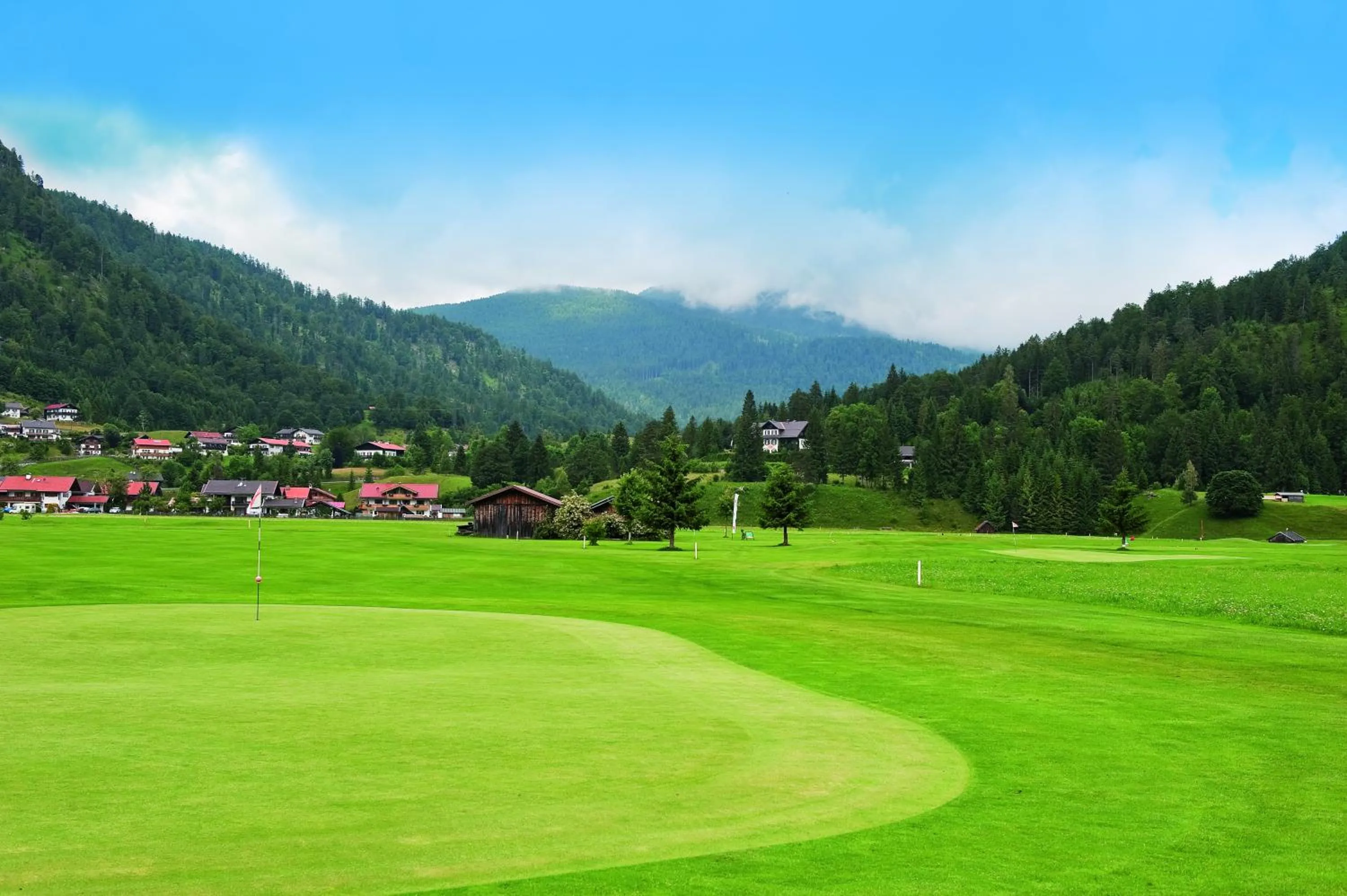 Golfcourse in Parkhotel Wallgau 4 Sterne Superior Alpenjuwel mit Spa Genuss, Golf & Wellness in der Karwendel-Region Tradition trifft Eleganz im stilvollen Rückzugsort