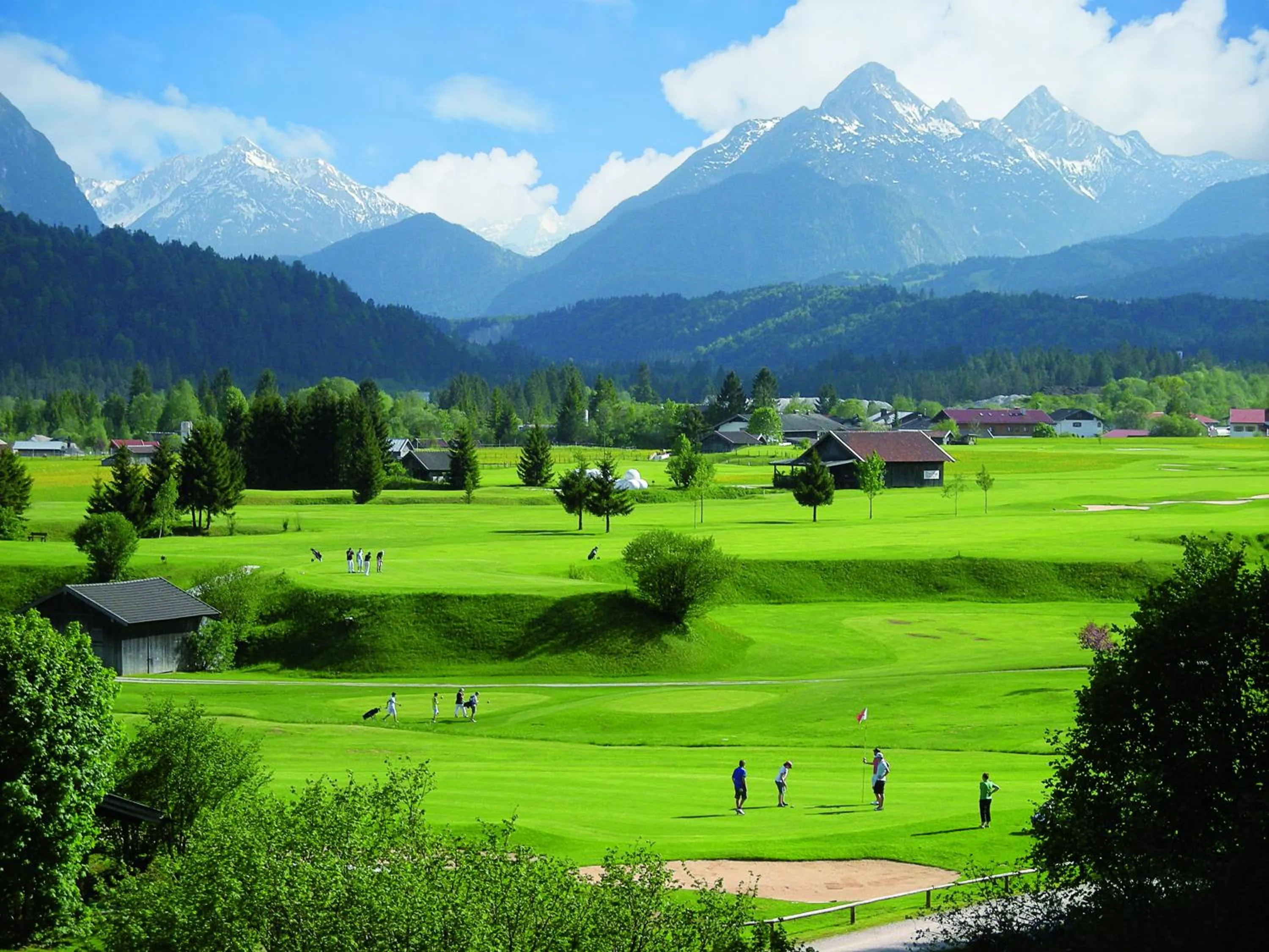 Golfcourse in Parkhotel Wallgau 4 Sterne Superior Alpenjuwel mit Spa Genuss, Golf & Wellness in der Karwendel-Region Tradition trifft Eleganz im stilvollen Rückzugsort