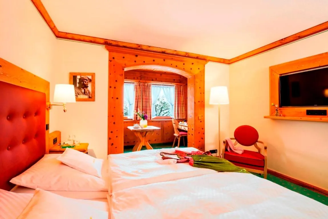 TV and multimedia, Bed in Parkhotel Wallgau 4 Sterne Superior Alpenjuwel mit Spa Genuss, Golf & Wellness in der Karwendel-Region Tradition trifft Eleganz im stilvollen Rückzugsort