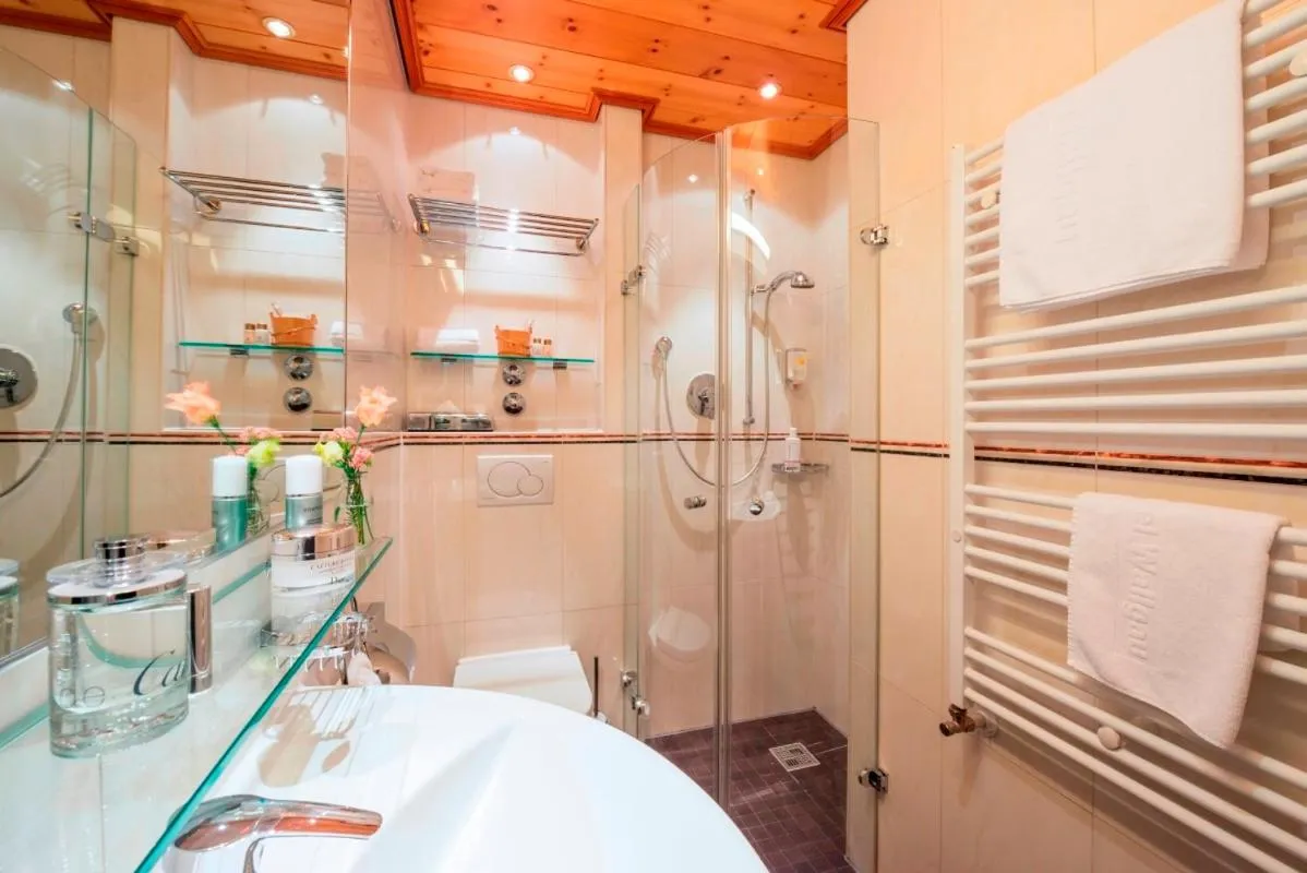 Shower in Parkhotel Wallgau 4 Sterne Superior Alpenjuwel mit Spa Genuss, Golf & Wellness in der Karwendel-Region Tradition trifft Eleganz im stilvollen Rückzugsort