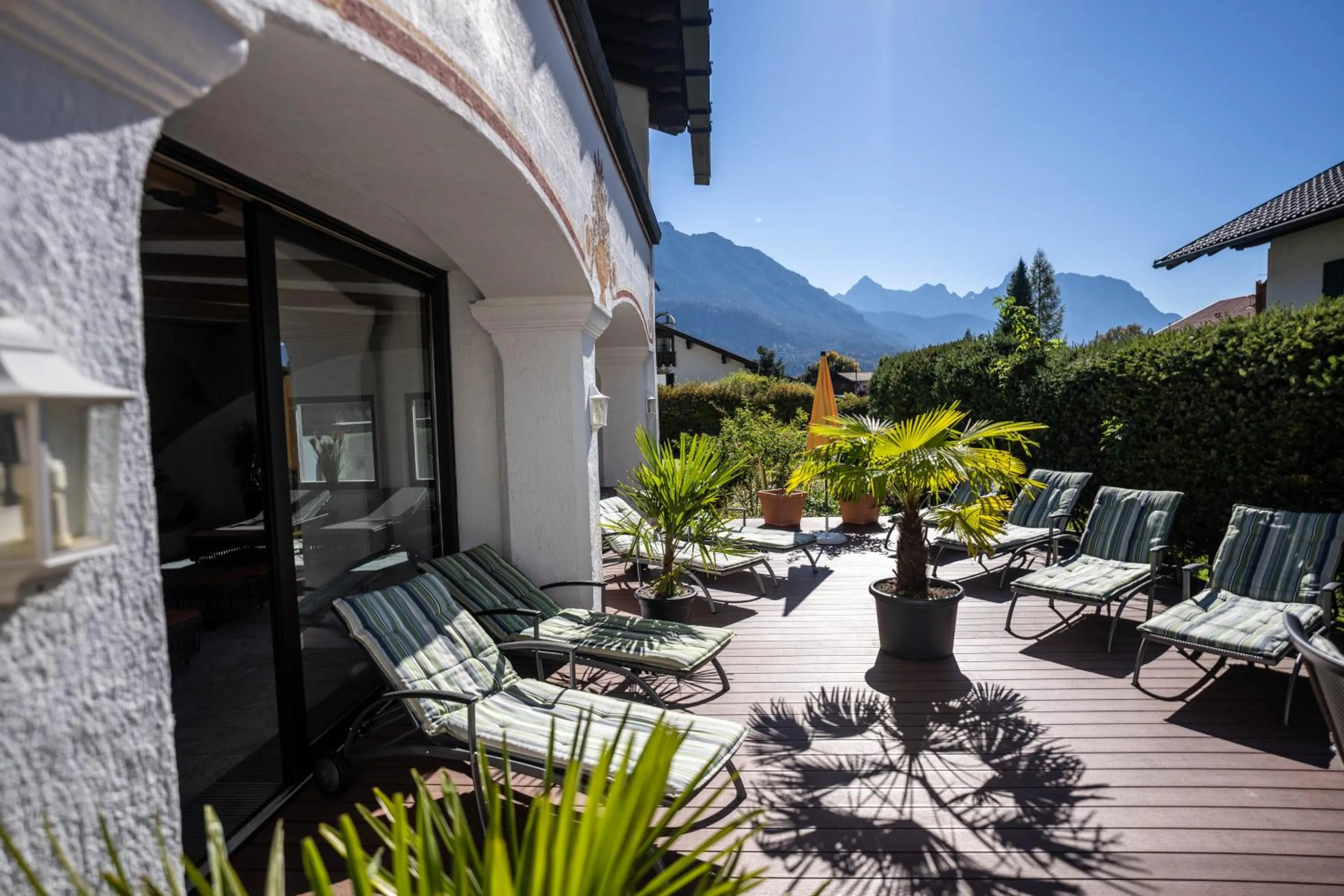 sunbed in Parkhotel Wallgau 4 Sterne Superior Alpenjuwel mit Spa Genuss, Golf & Wellness in der Karwendel-Region Tradition trifft Eleganz im stilvollen Rückzugsort