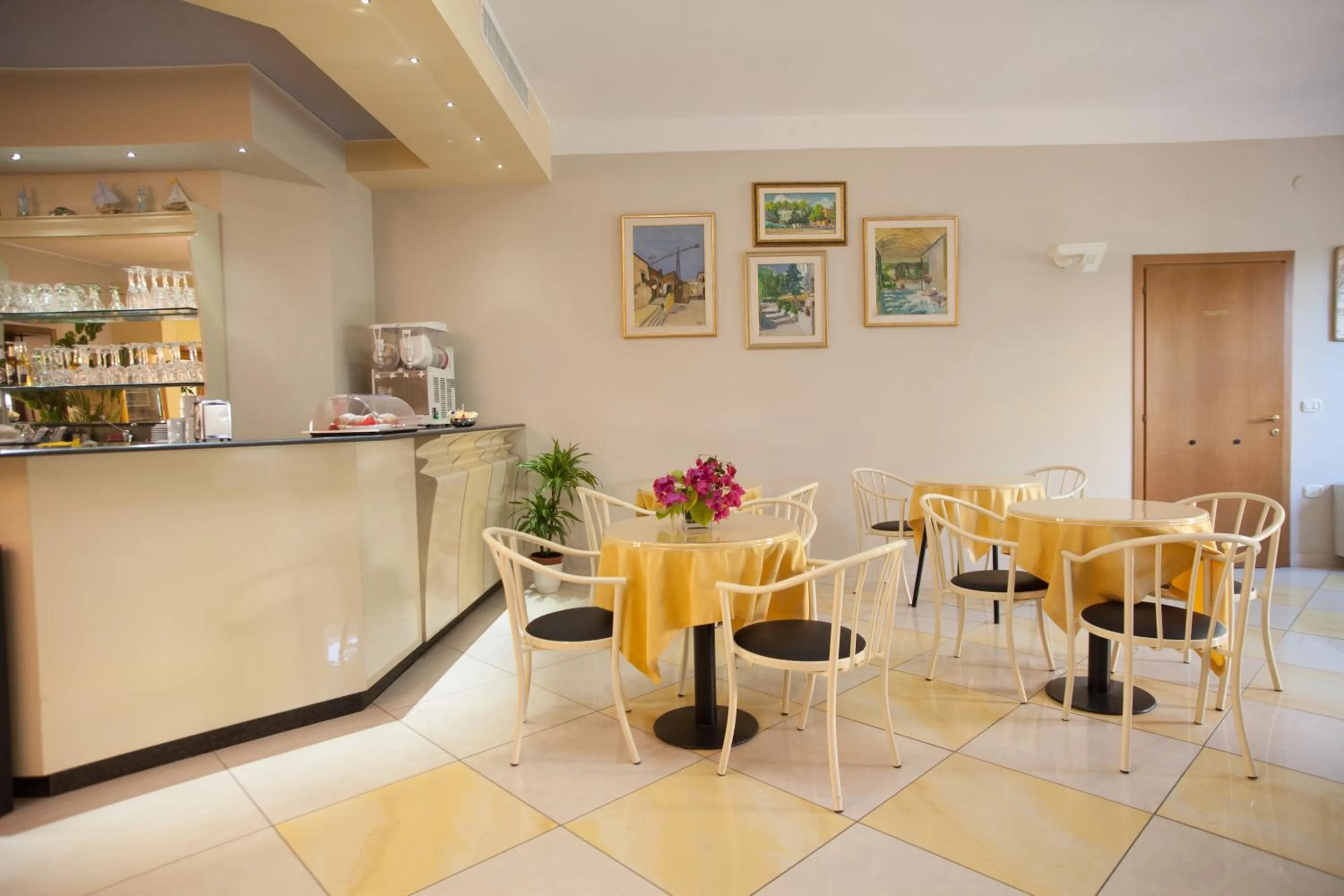 Restaurant/places to eat in Hotel Lido