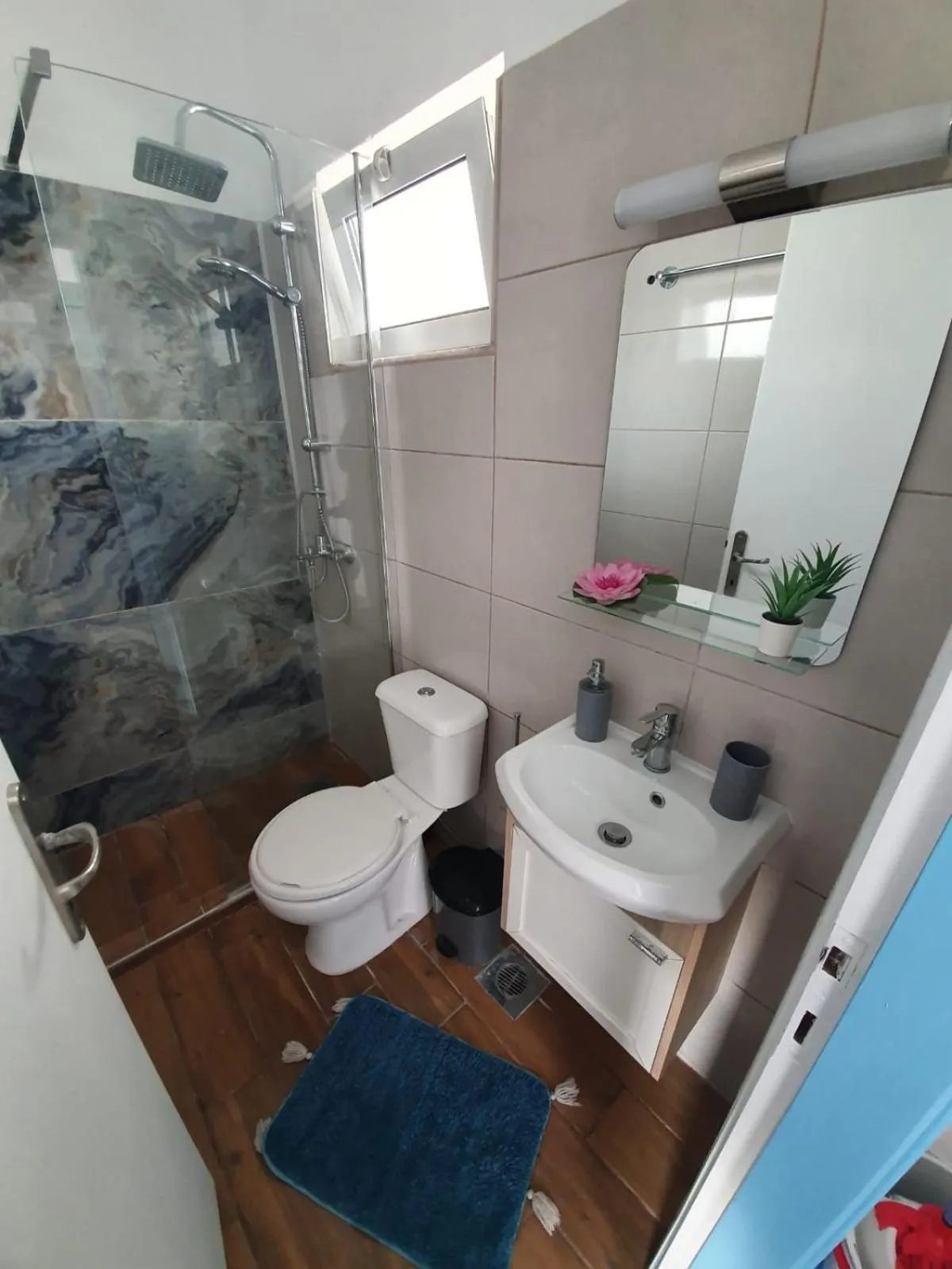 Shower in Kosinmyheart Apartment 11 & Studio10