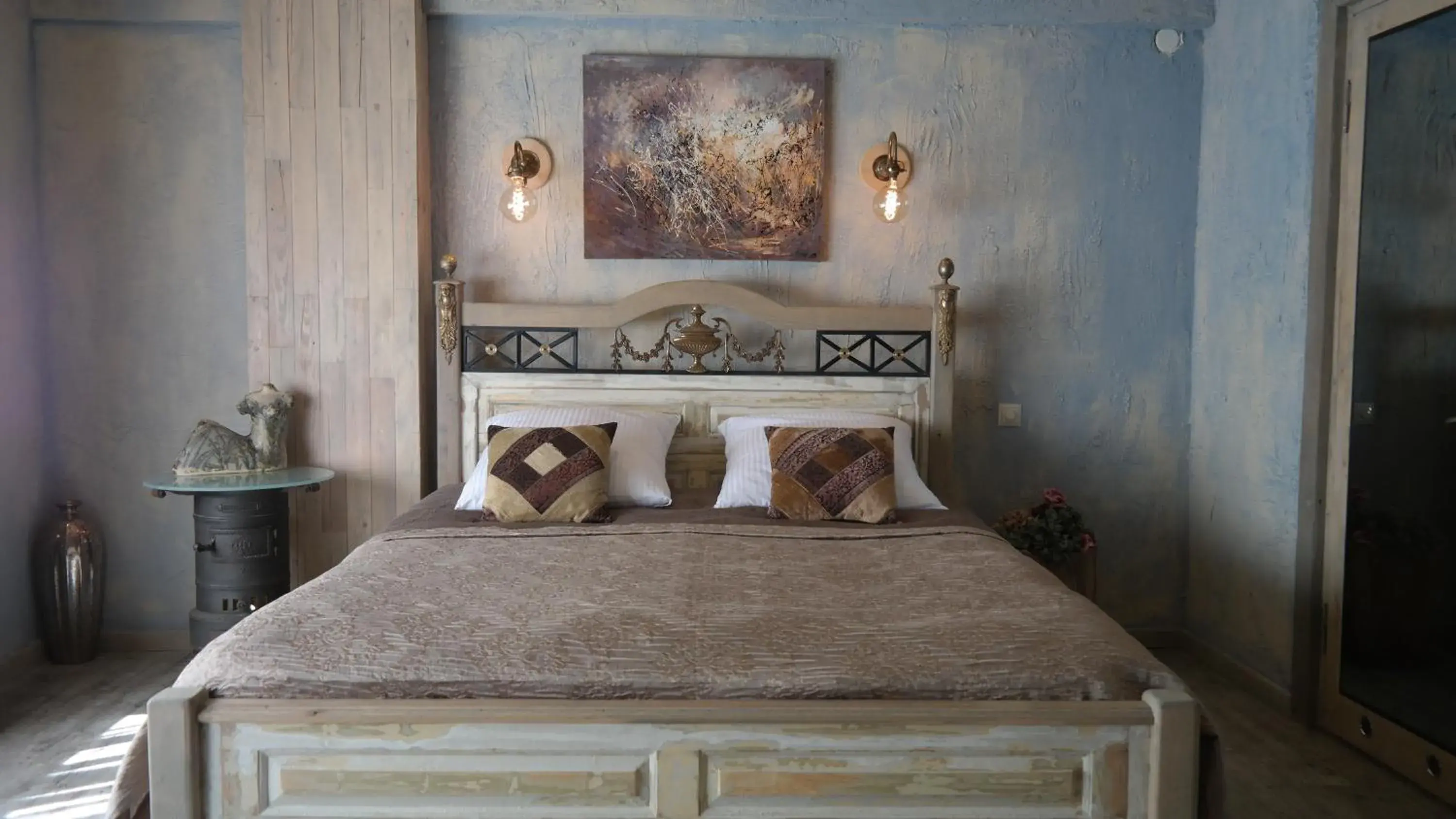 Double Room with Balcony - single occupancy in Artists Residence in Tbilisi Double Room with Balcony - single occupancy in Artists Residence in Tbilisi