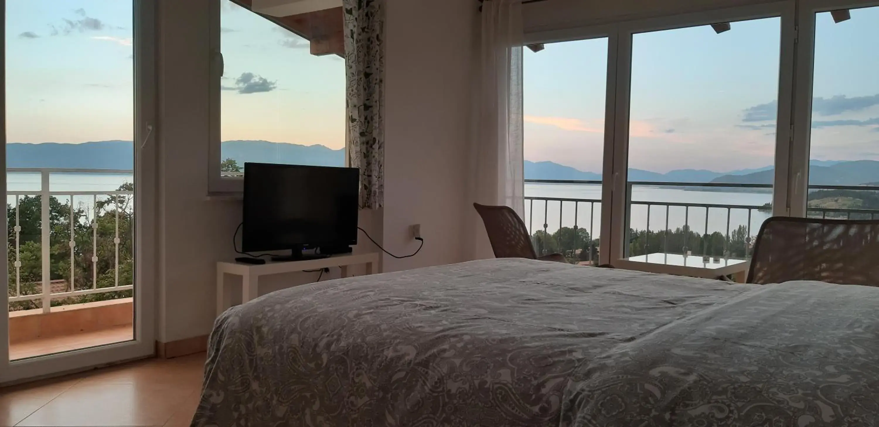 Double Room with Lake View - single occupancy in Villa Chingo Double Room with Lake View - single occupancy in Villa Chingo