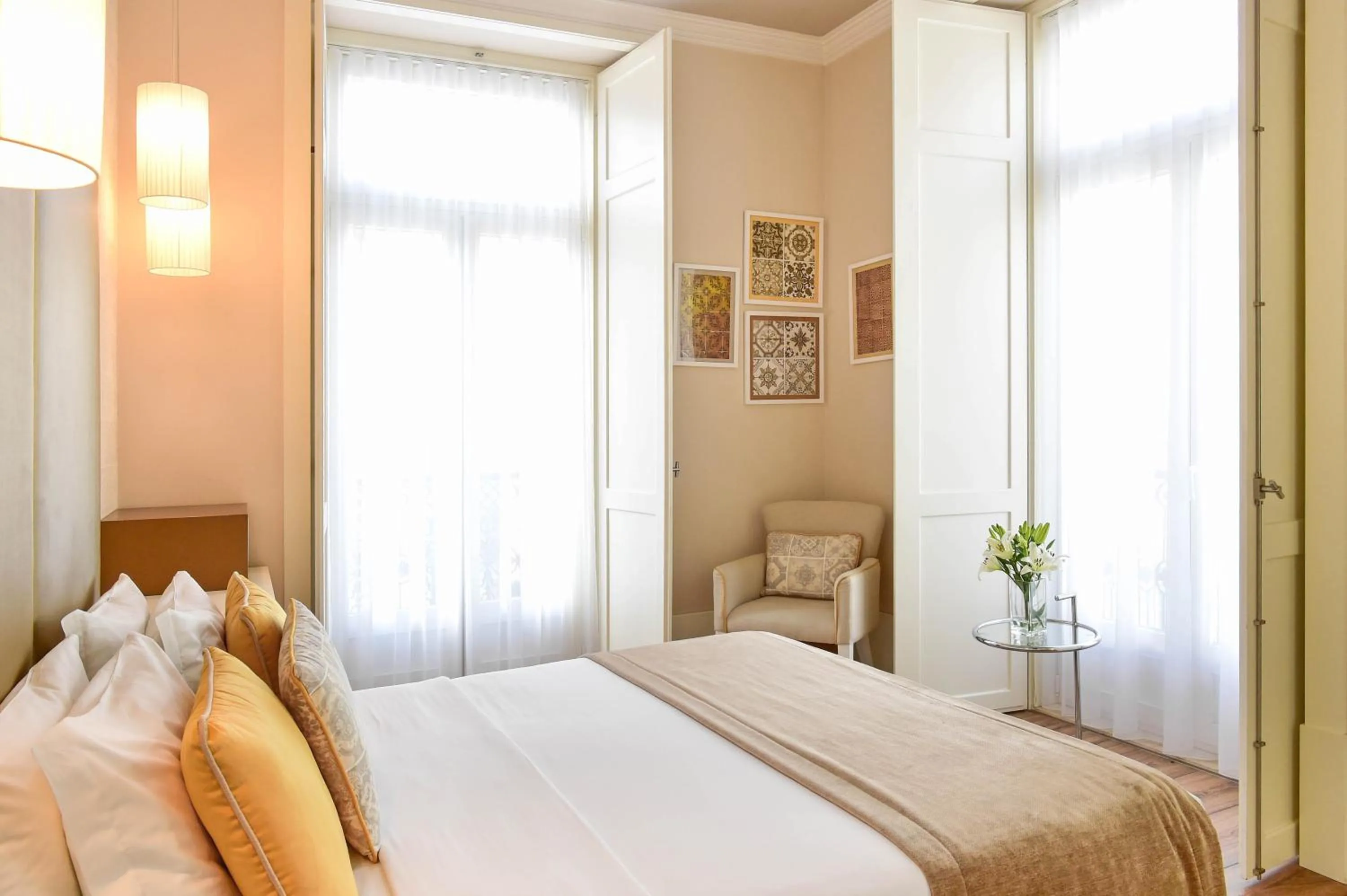 Photo of the whole room, Bed in My Story Hotel Ouro