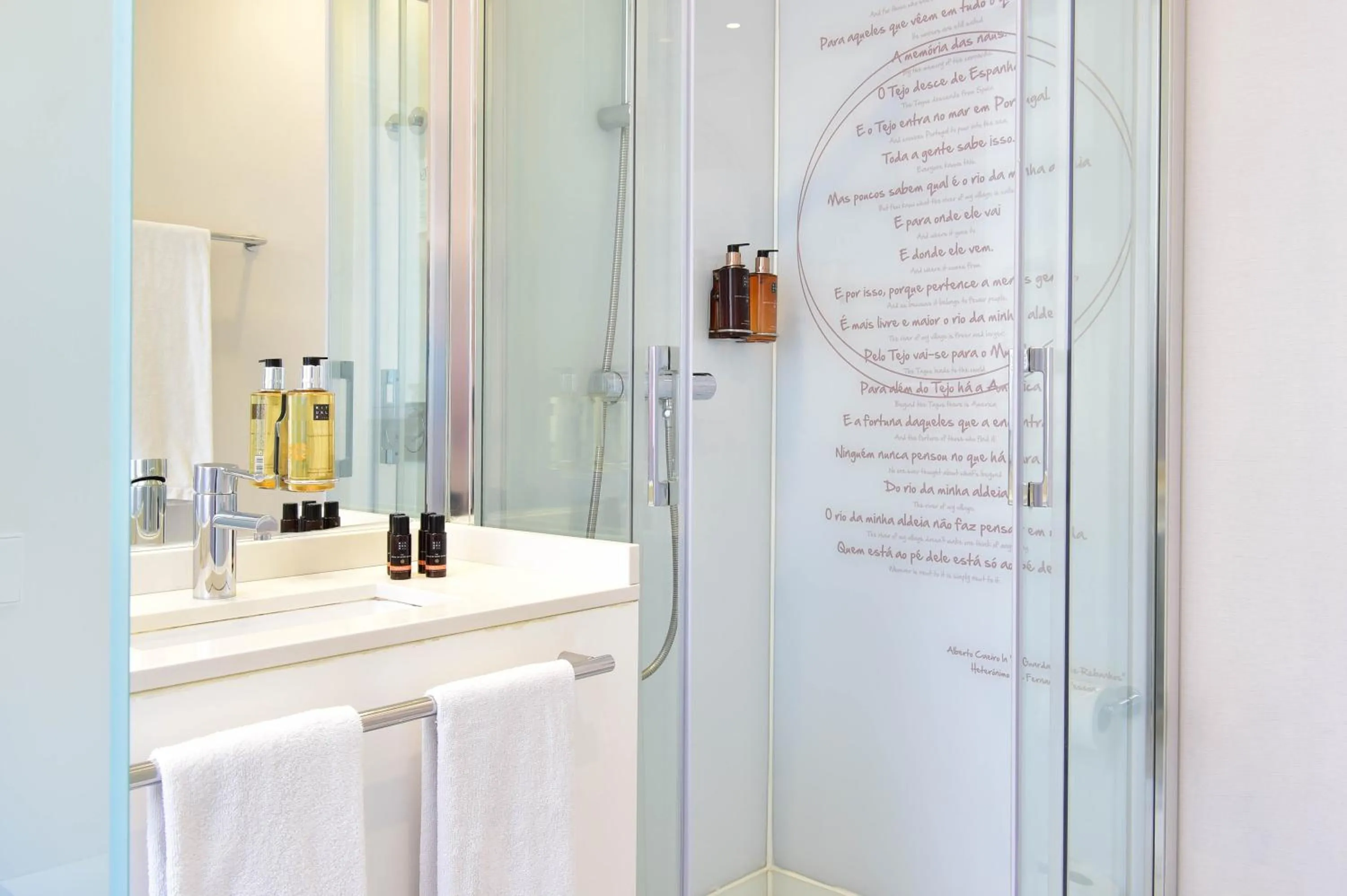 Shower in My Story Hotel Ouro