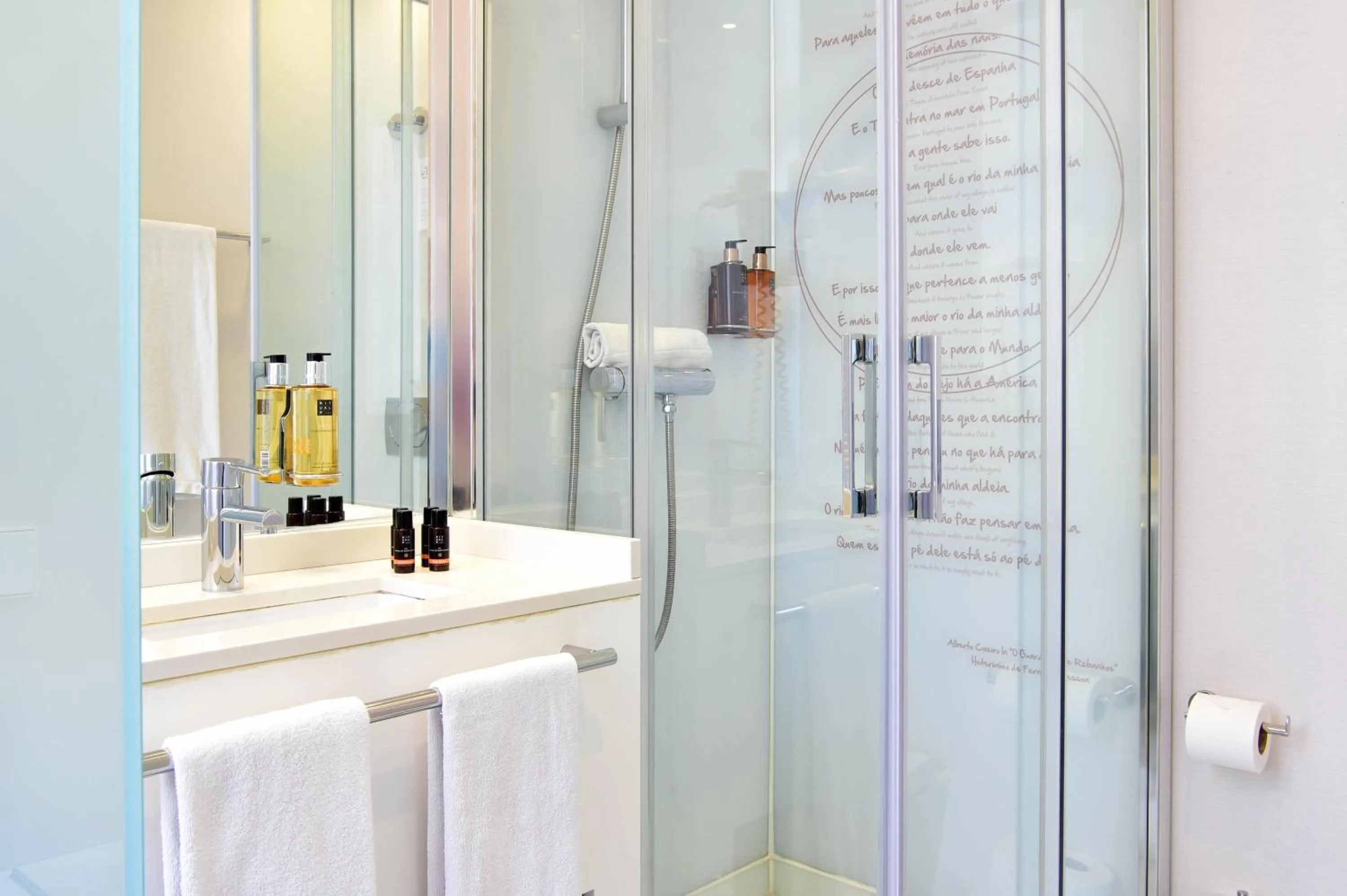 Shower in My Story Hotel Ouro