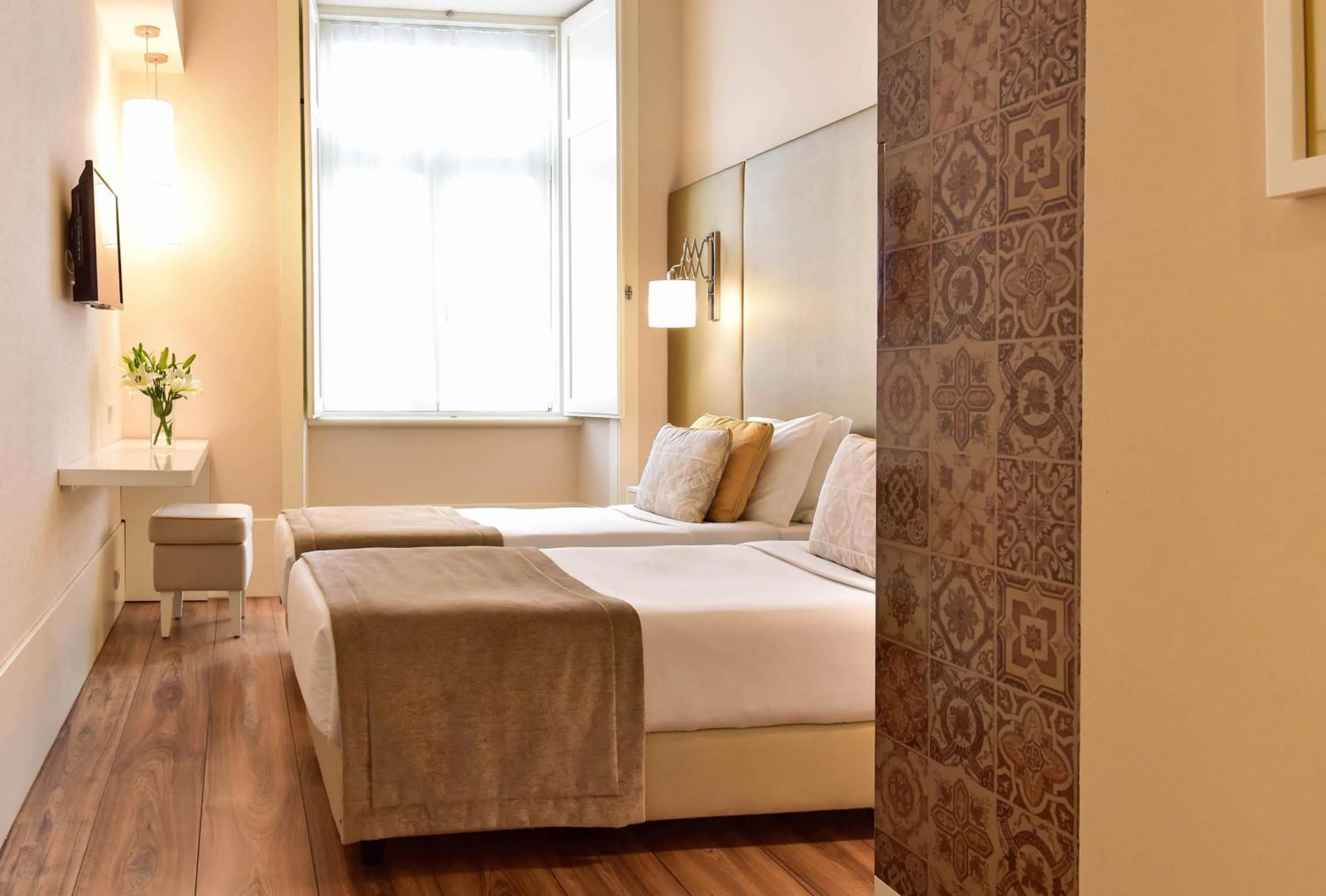 Photo of the whole room, Bed in My Story Hotel Ouro