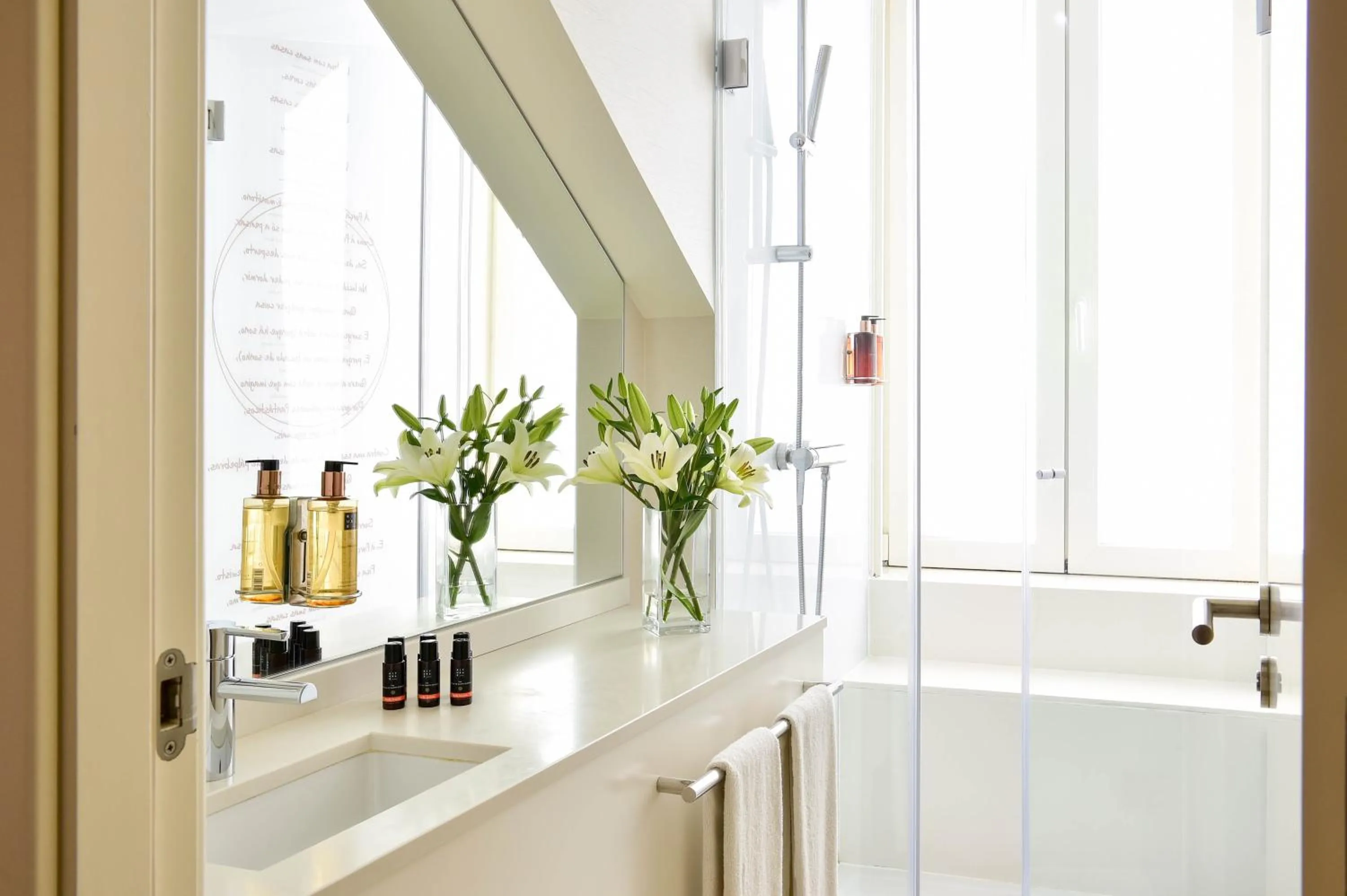 Shower in My Story Hotel Ouro