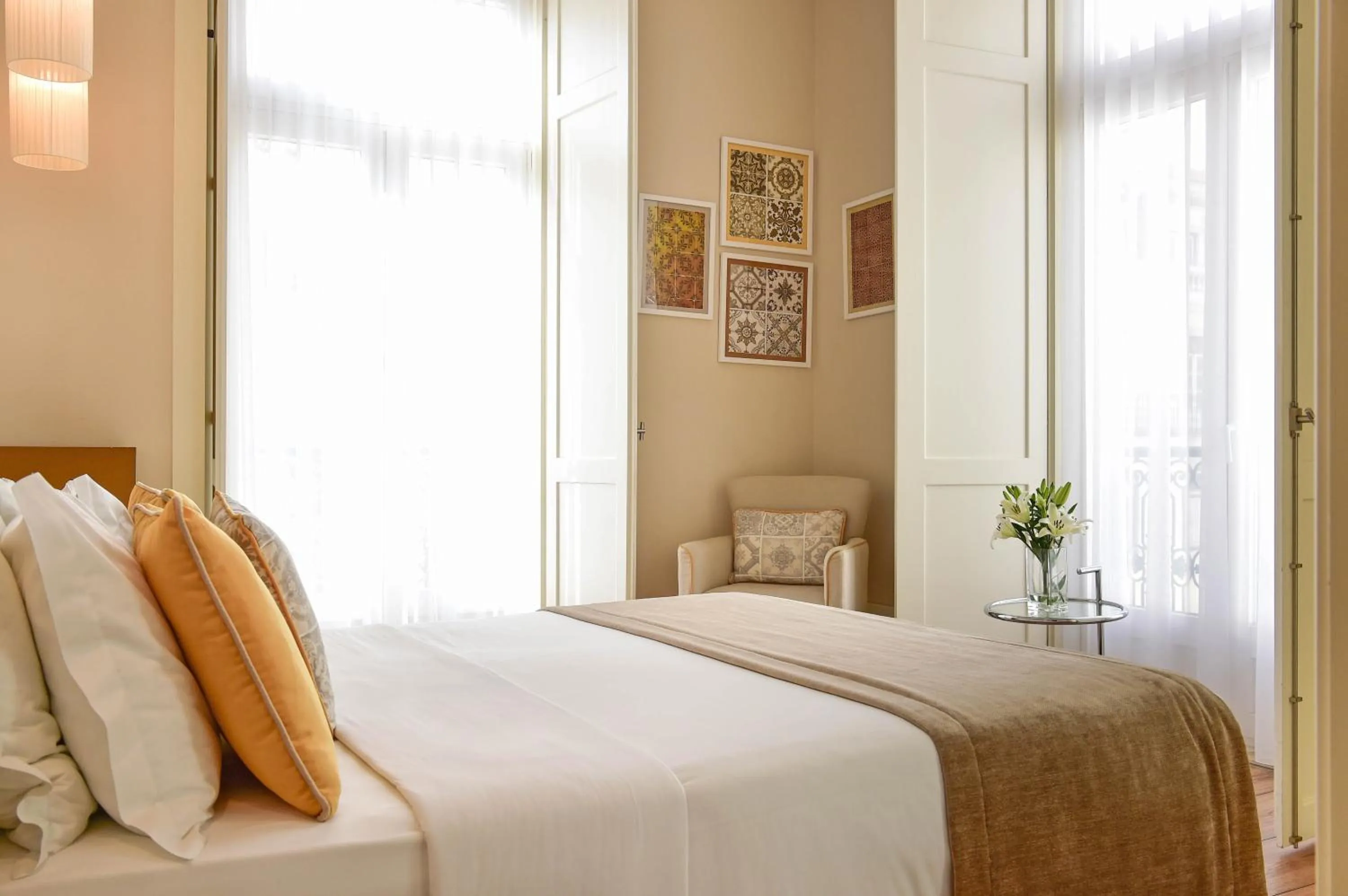 Seating area, Bed in My Story Hotel Ouro