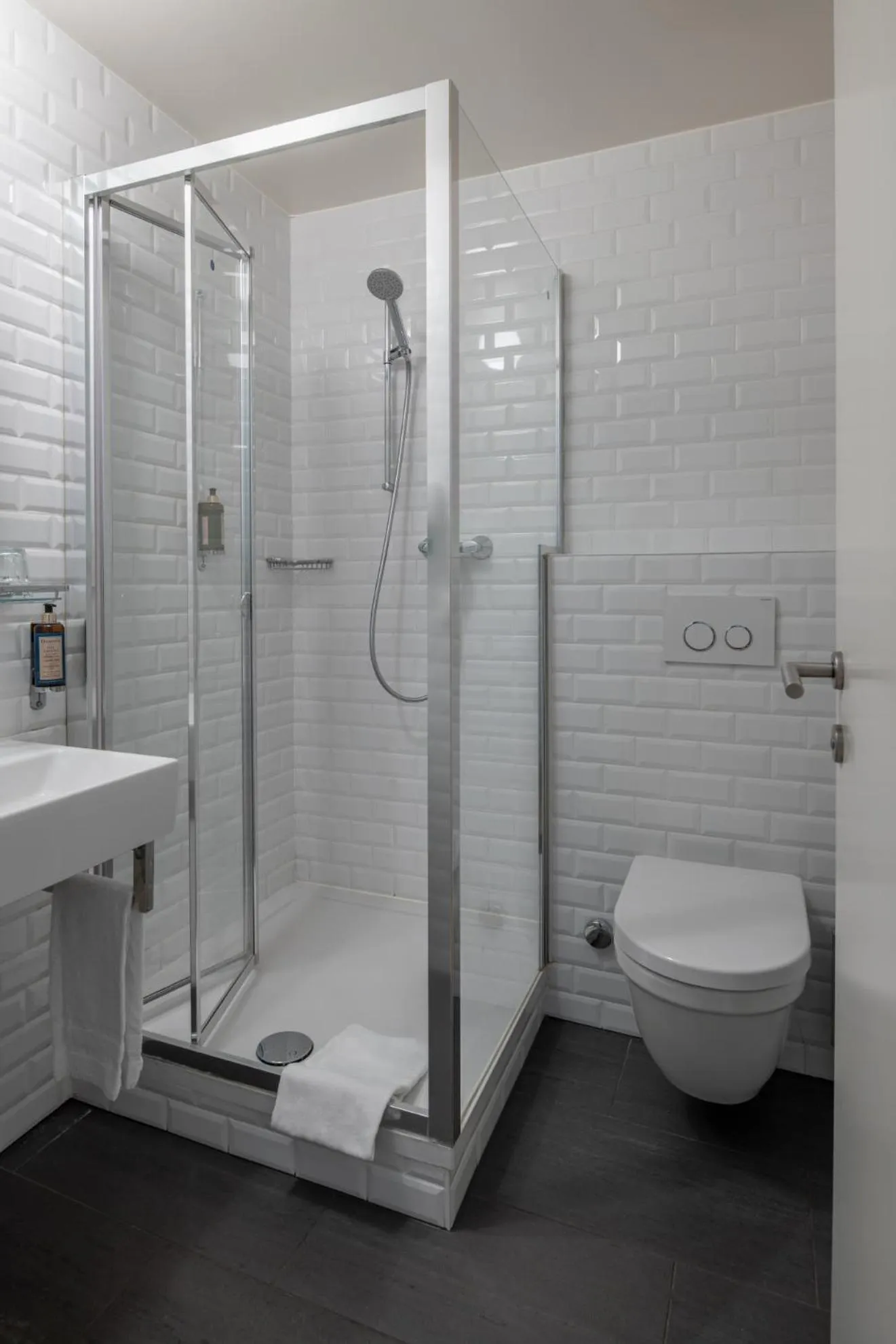 Shower in Hôtel Pax