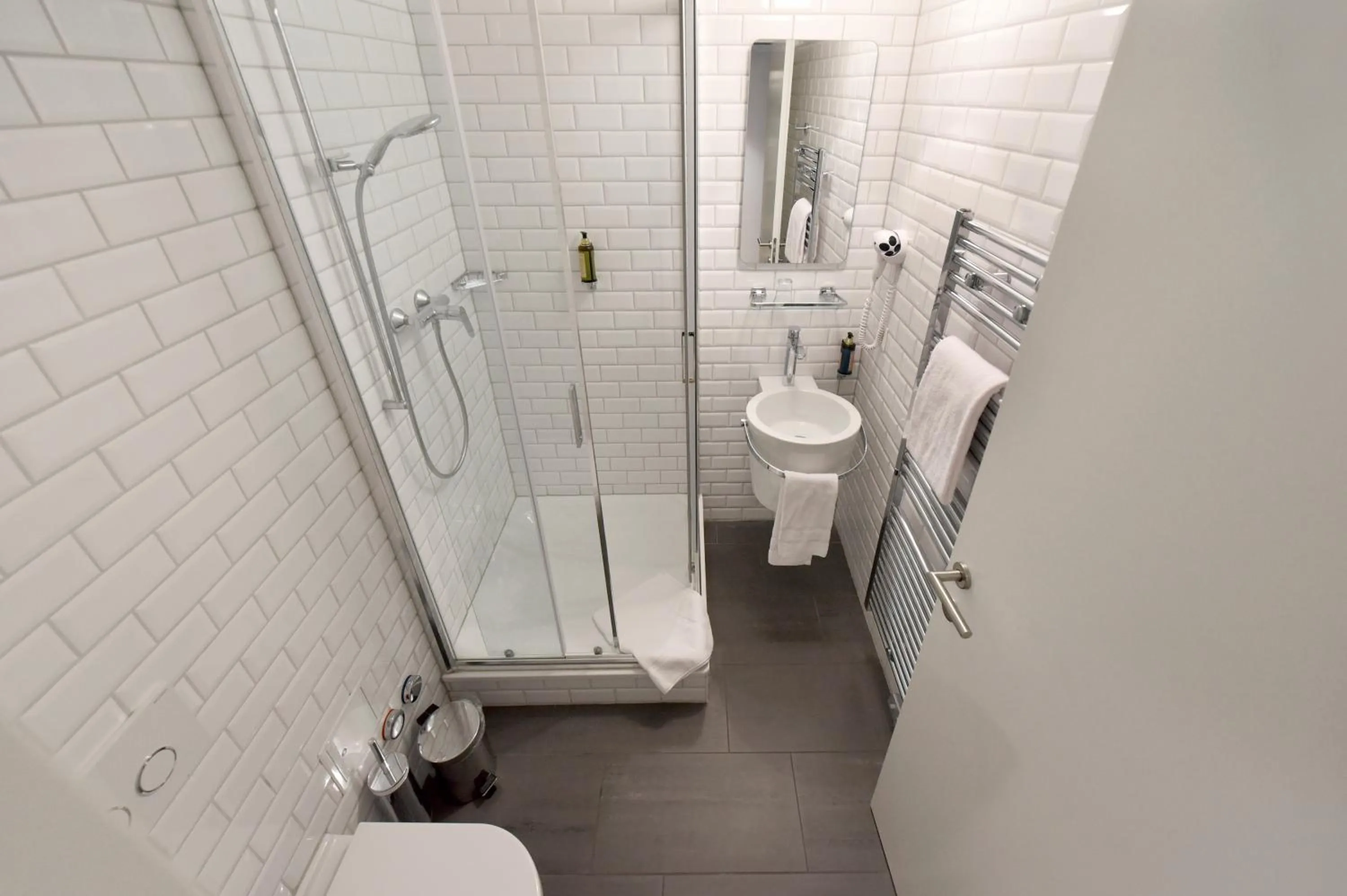 Shower in Hôtel Pax