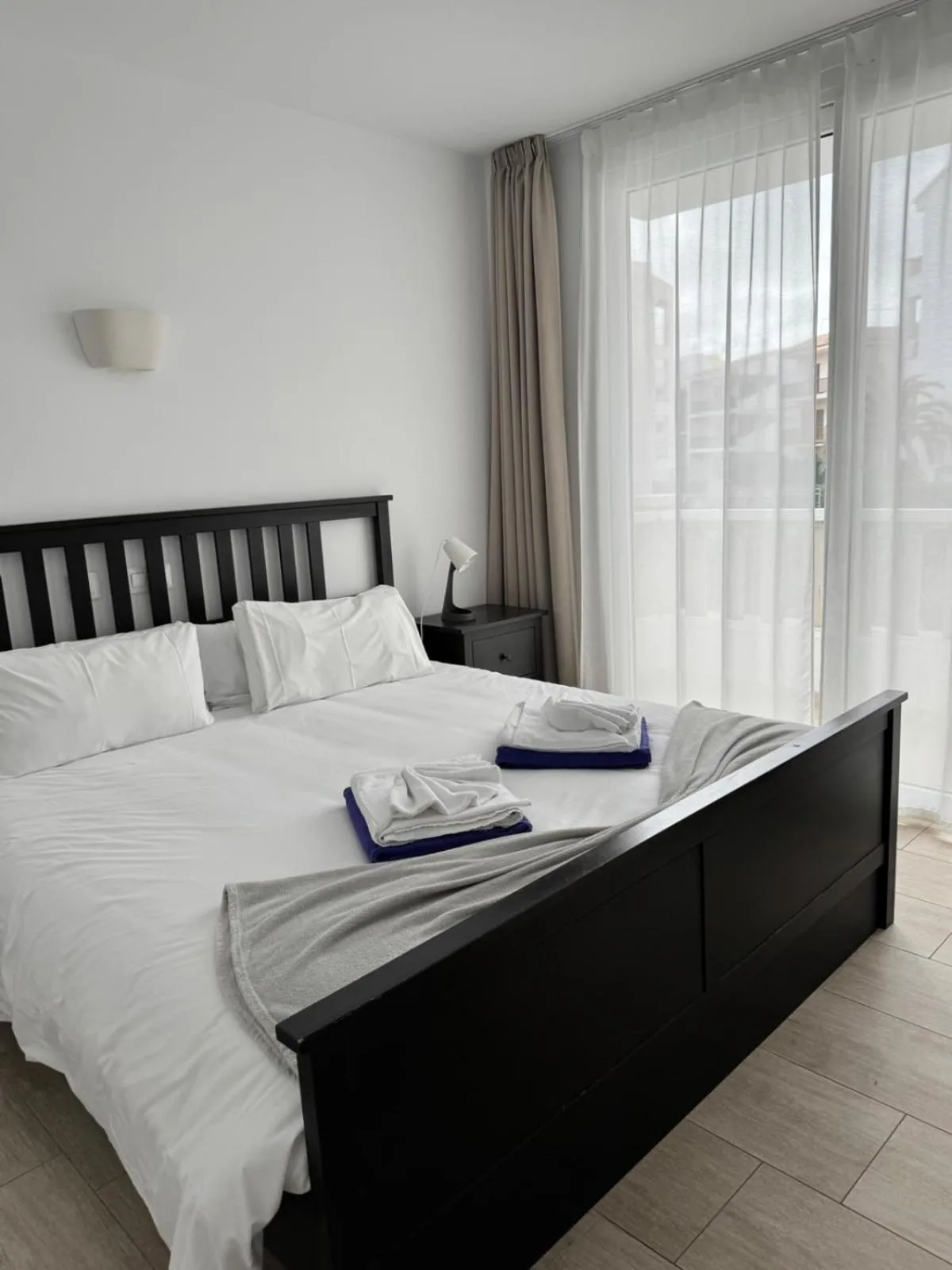 Bedroom, Bed in Orange Colom - Seaside Apartments