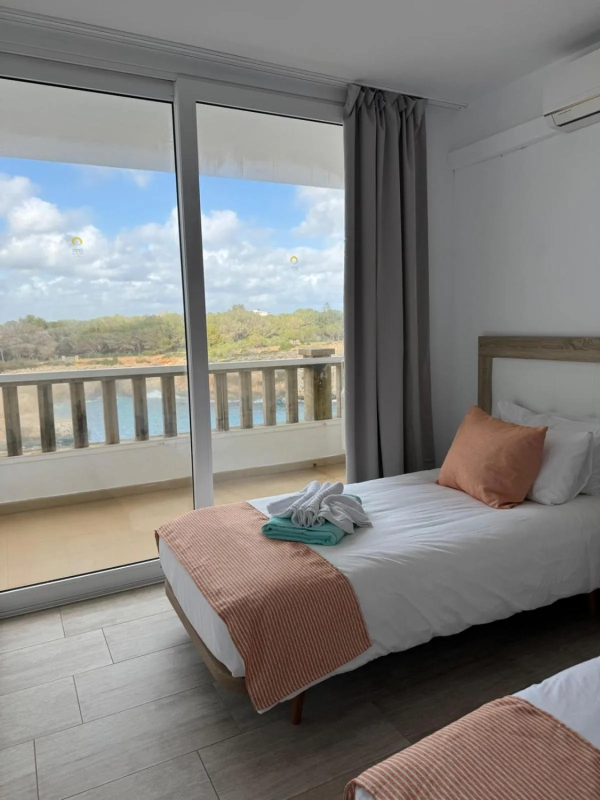 Bed in Orange Colom - Seaside Apartments