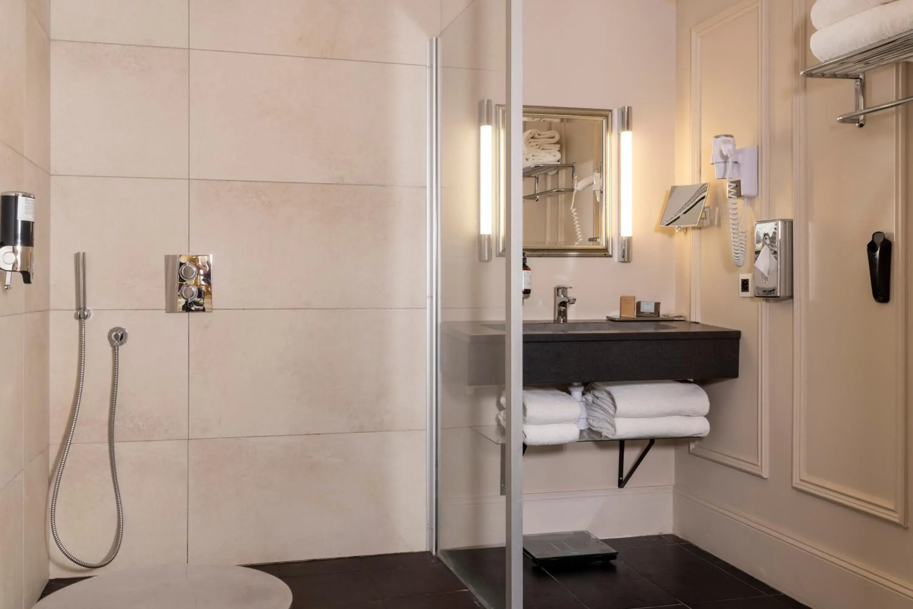 Bathroom in Ermitage - Mont-Saint-Michel Bathroom in Ermitage - Mont-Saint-Michel