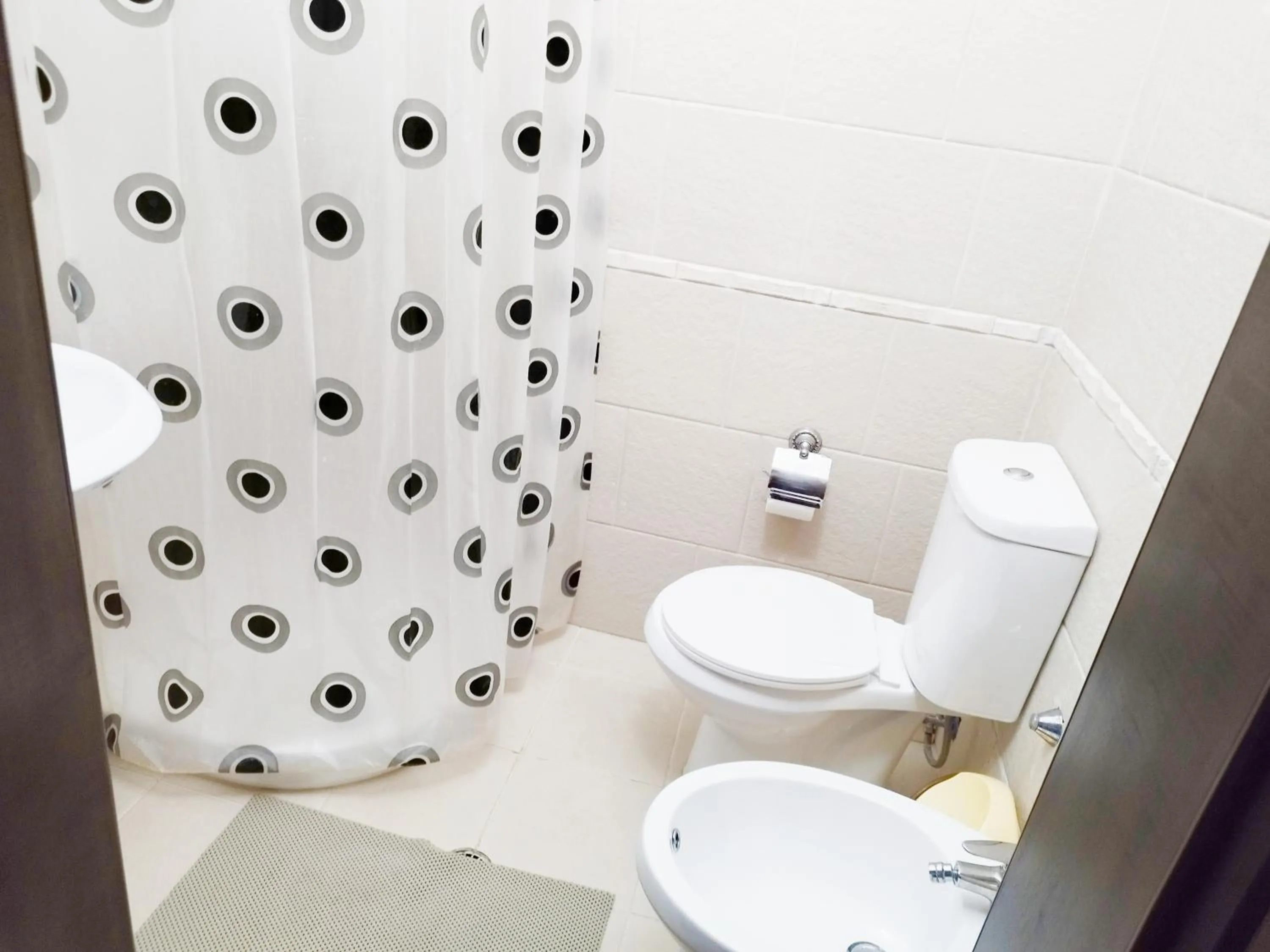 Shower in Guva Mangalem Hotel Restaurant