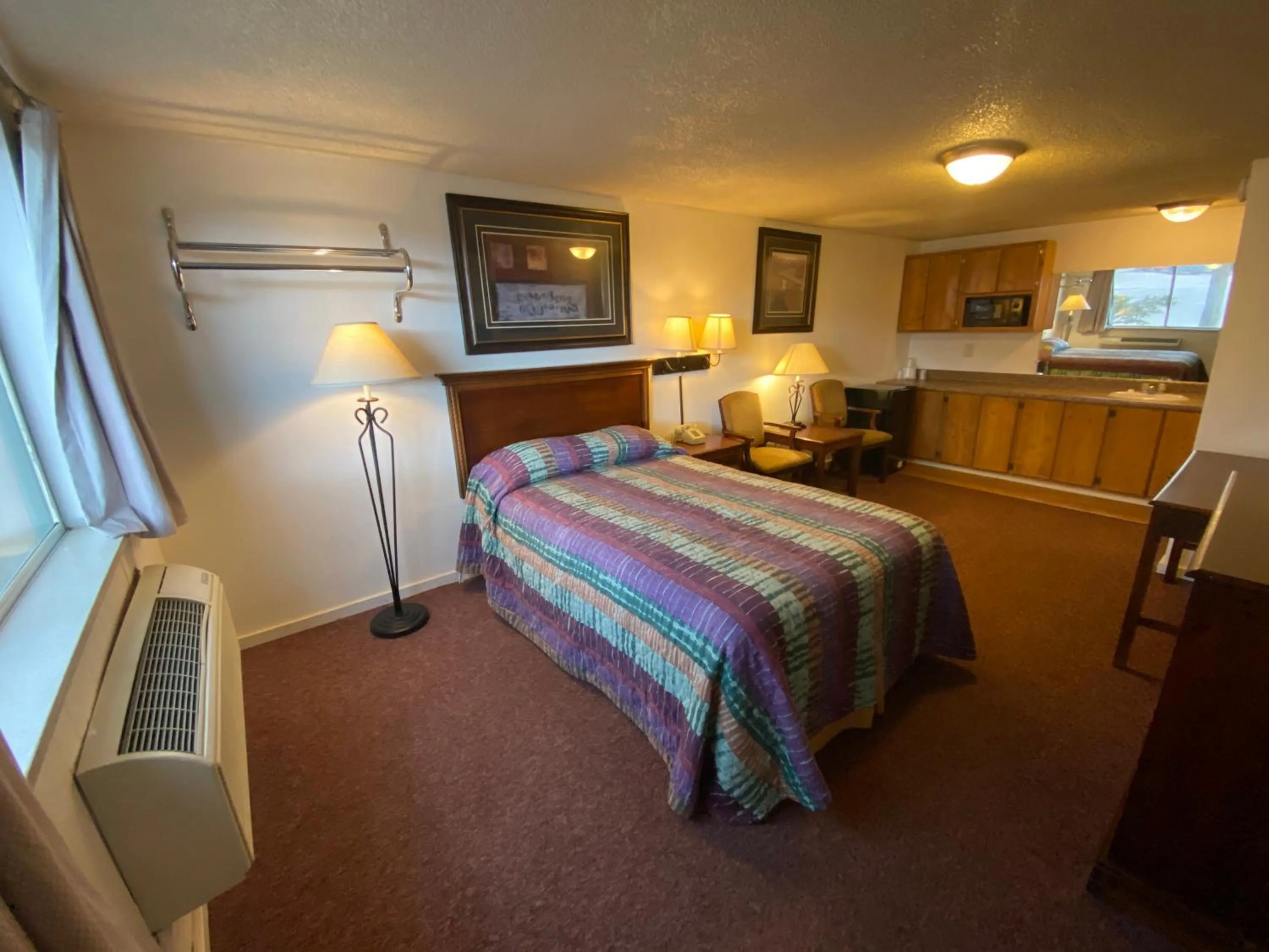 Photo of the whole room, Bed in Round-Up Motel