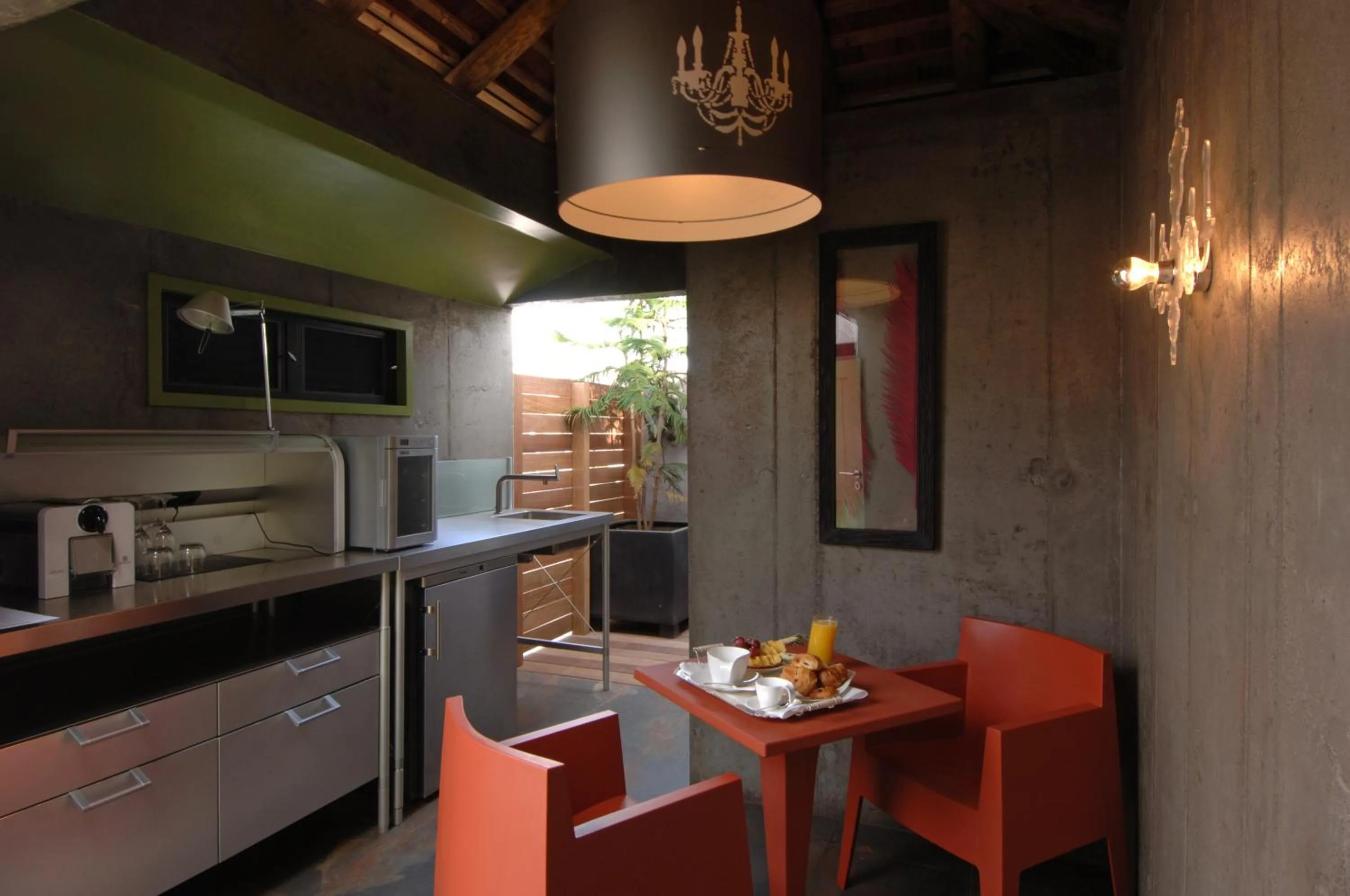 Restaurant/places to eat in Villa Lodge 4 Epices