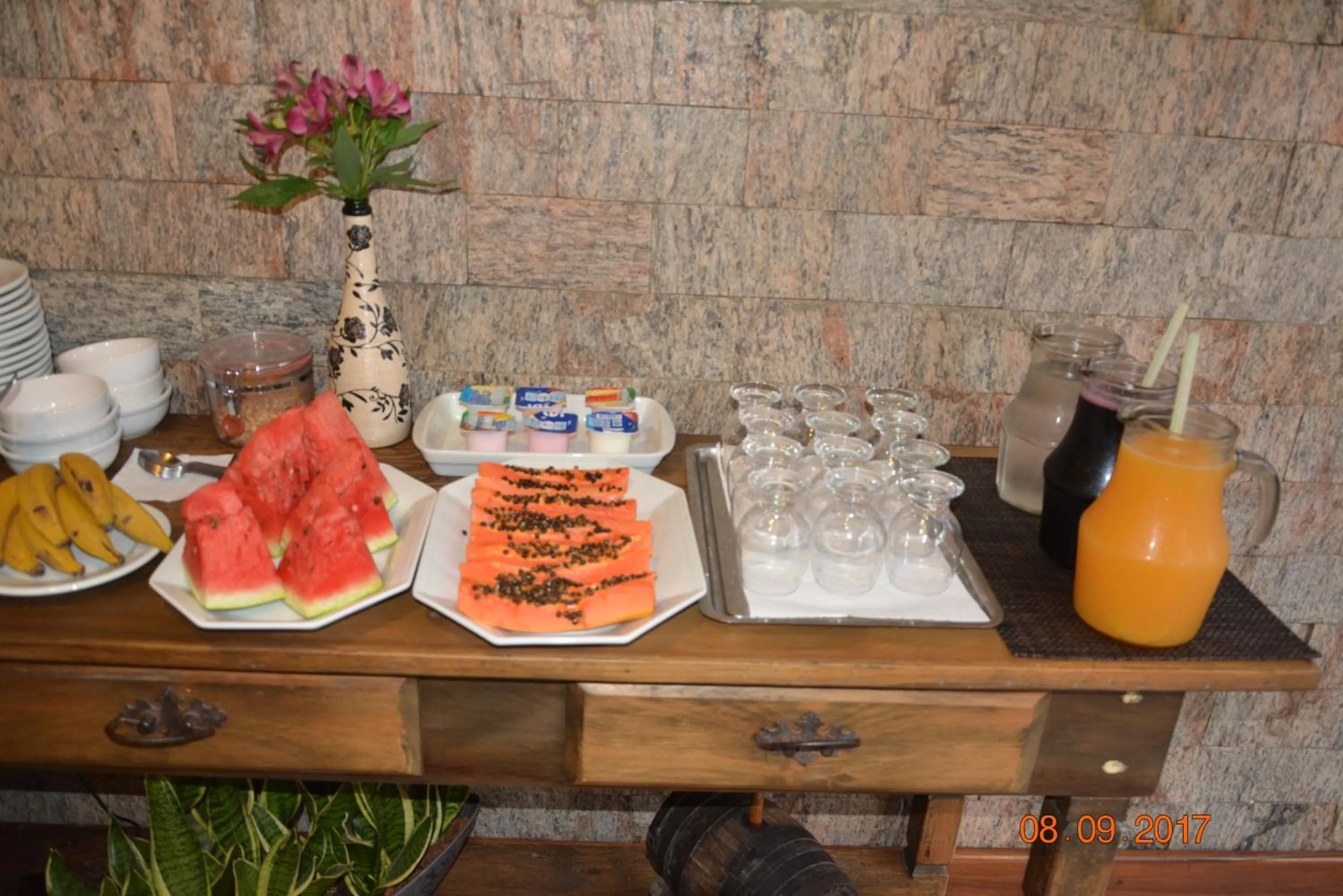 Breakfast in Pousada Do Chalé
