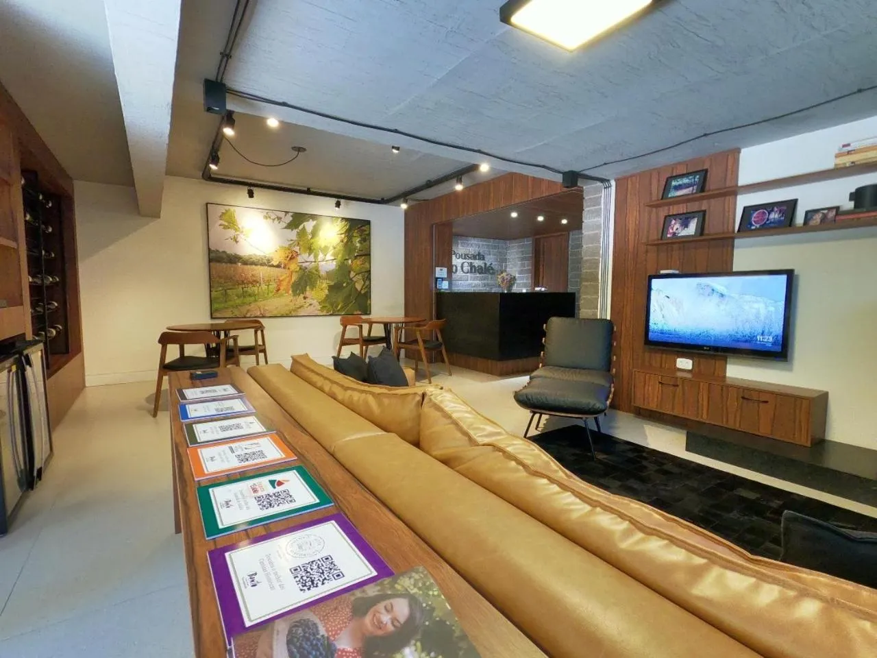 Communal lounge/ TV room in Pousada Do Chalé