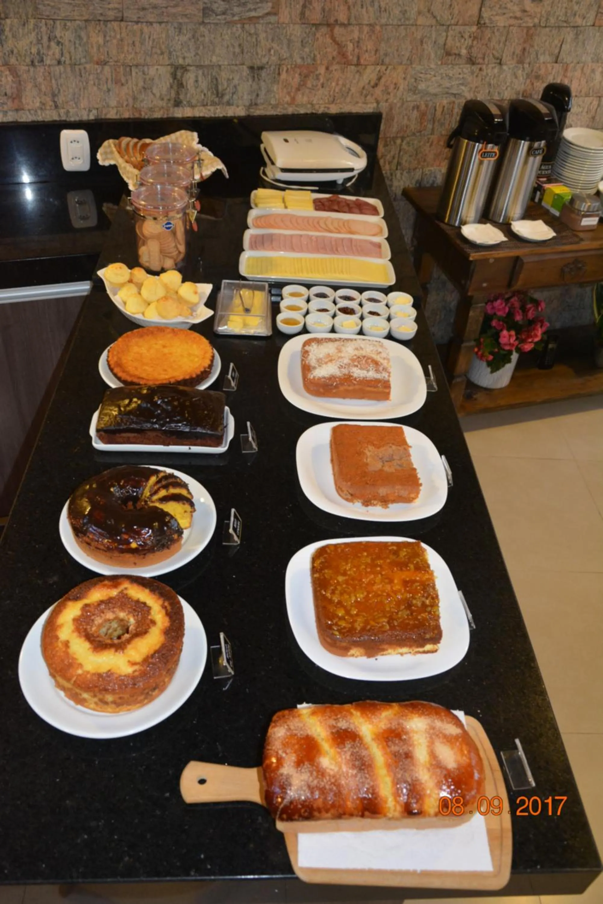 Breakfast in Pousada Do Chalé