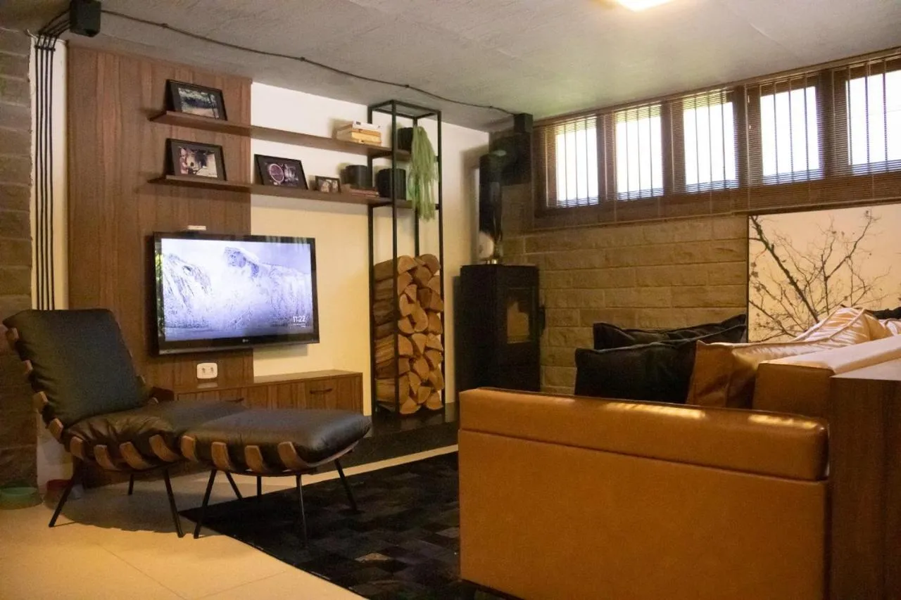 Communal lounge/ TV room in Pousada Do Chalé