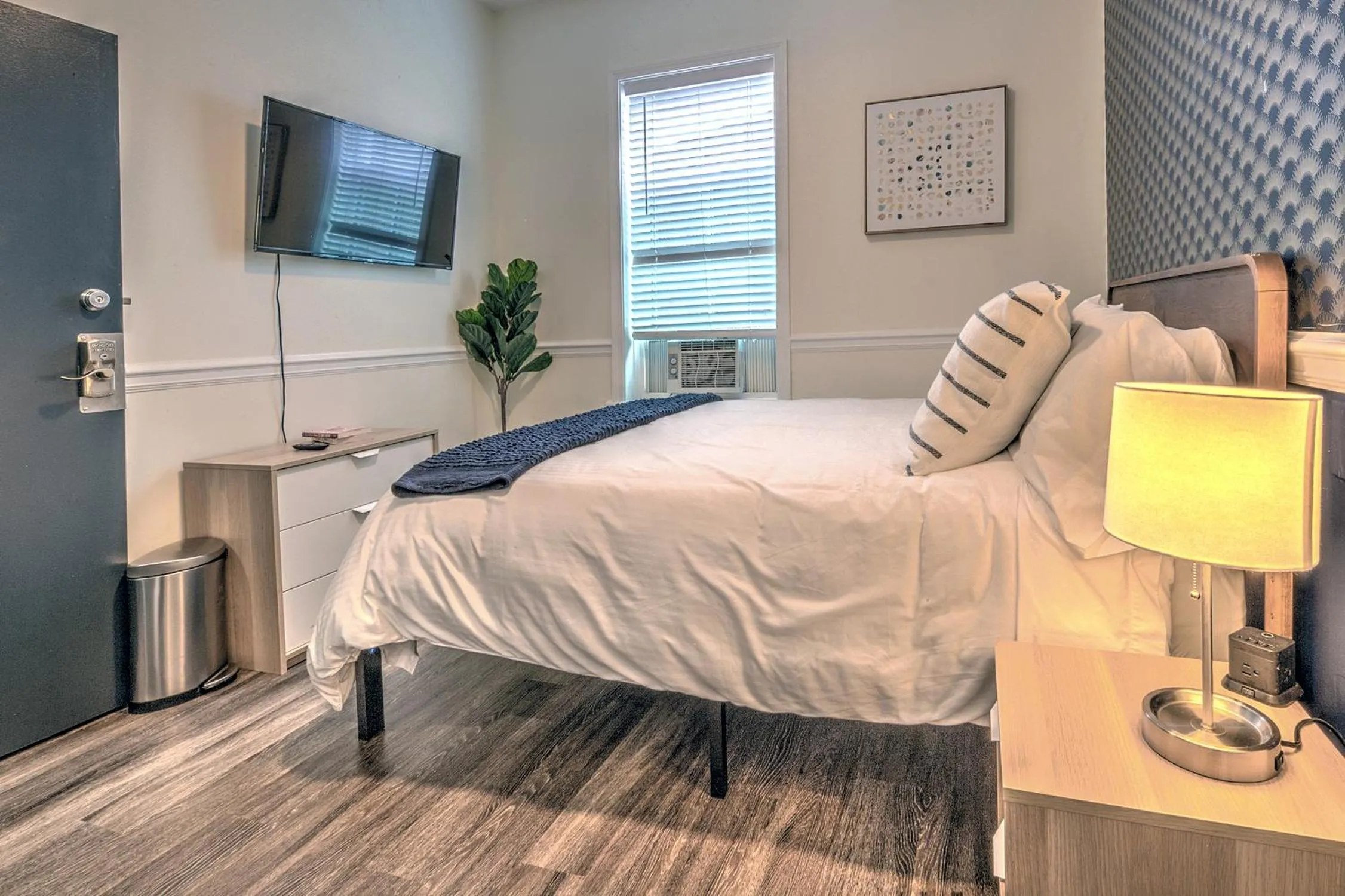 Photo of the whole room, Bed in Good Hotels Boston