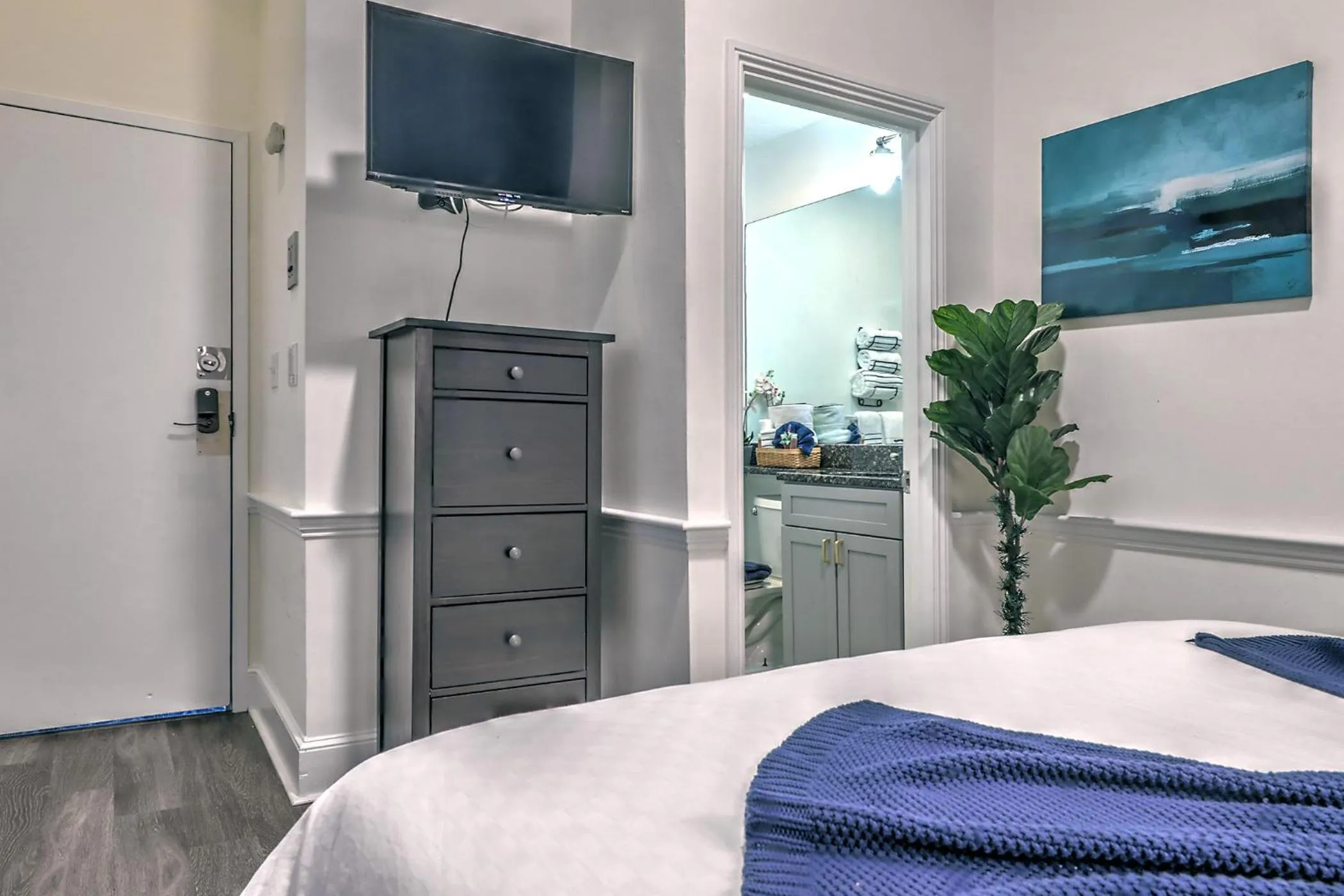 Photo of the whole room, Bed in Good Hotels Boston