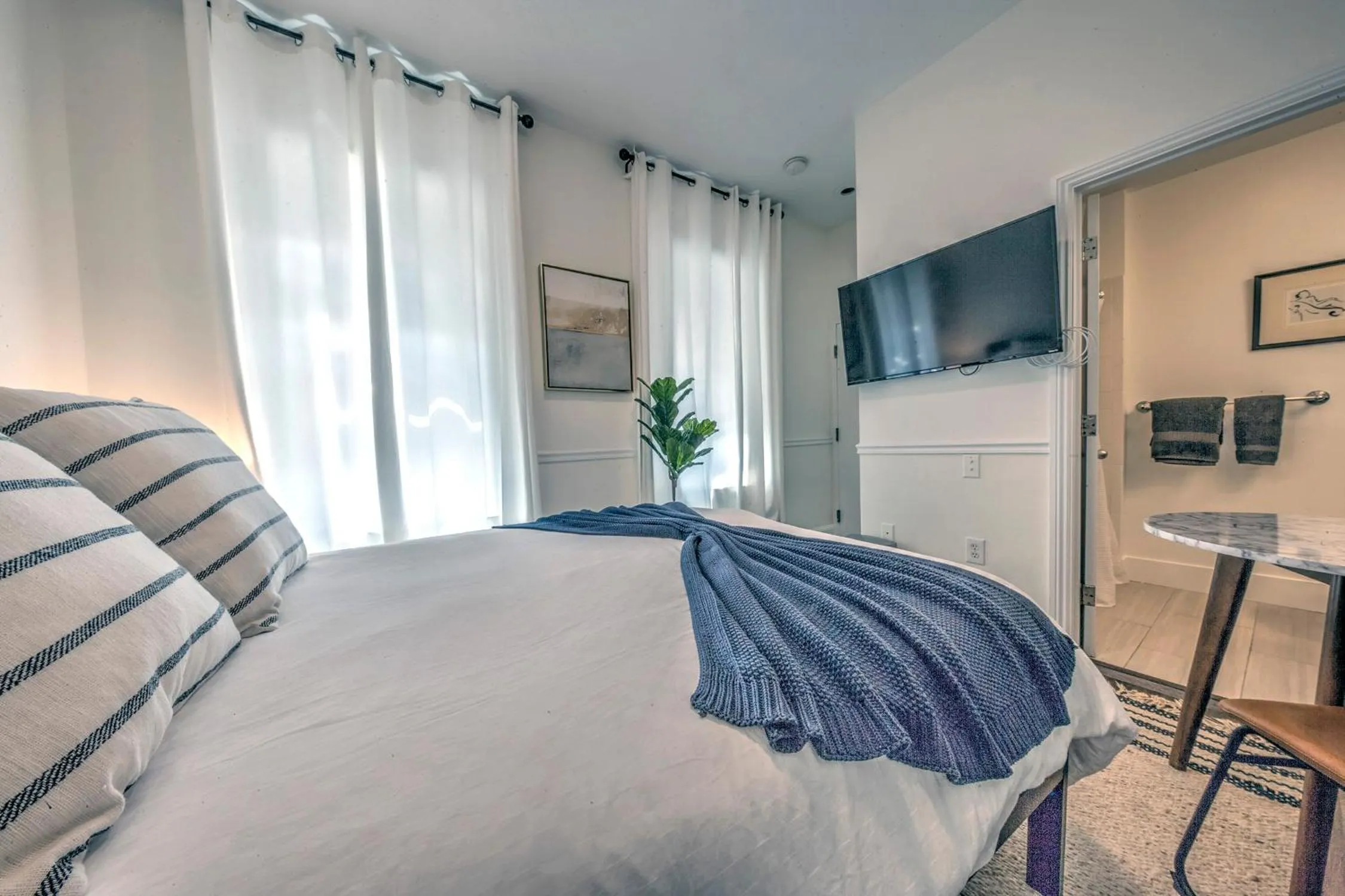 Photo of the whole room, Bed in Good Hotels Boston