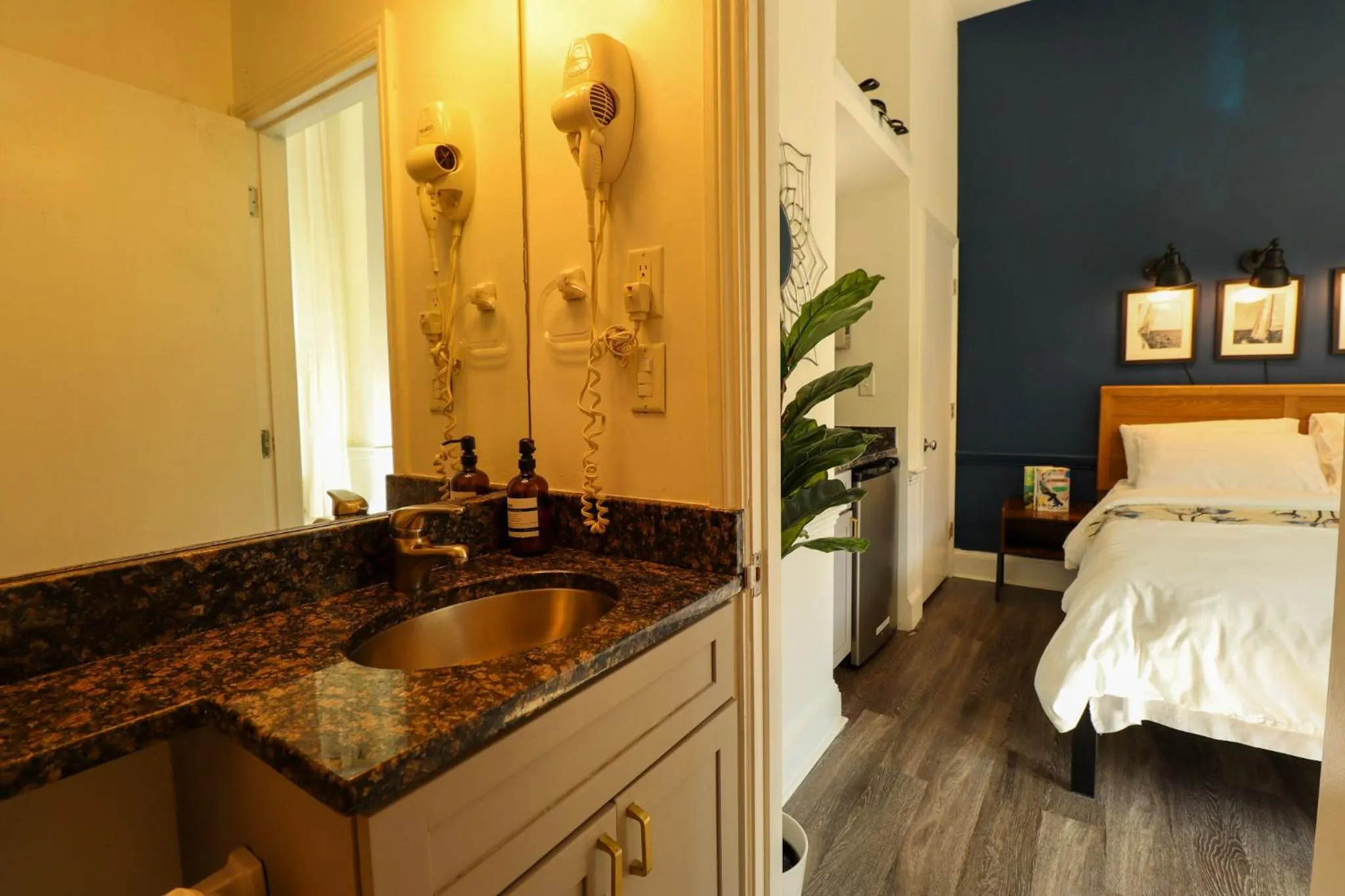 Bathroom, Bed in Good Hotels Boston