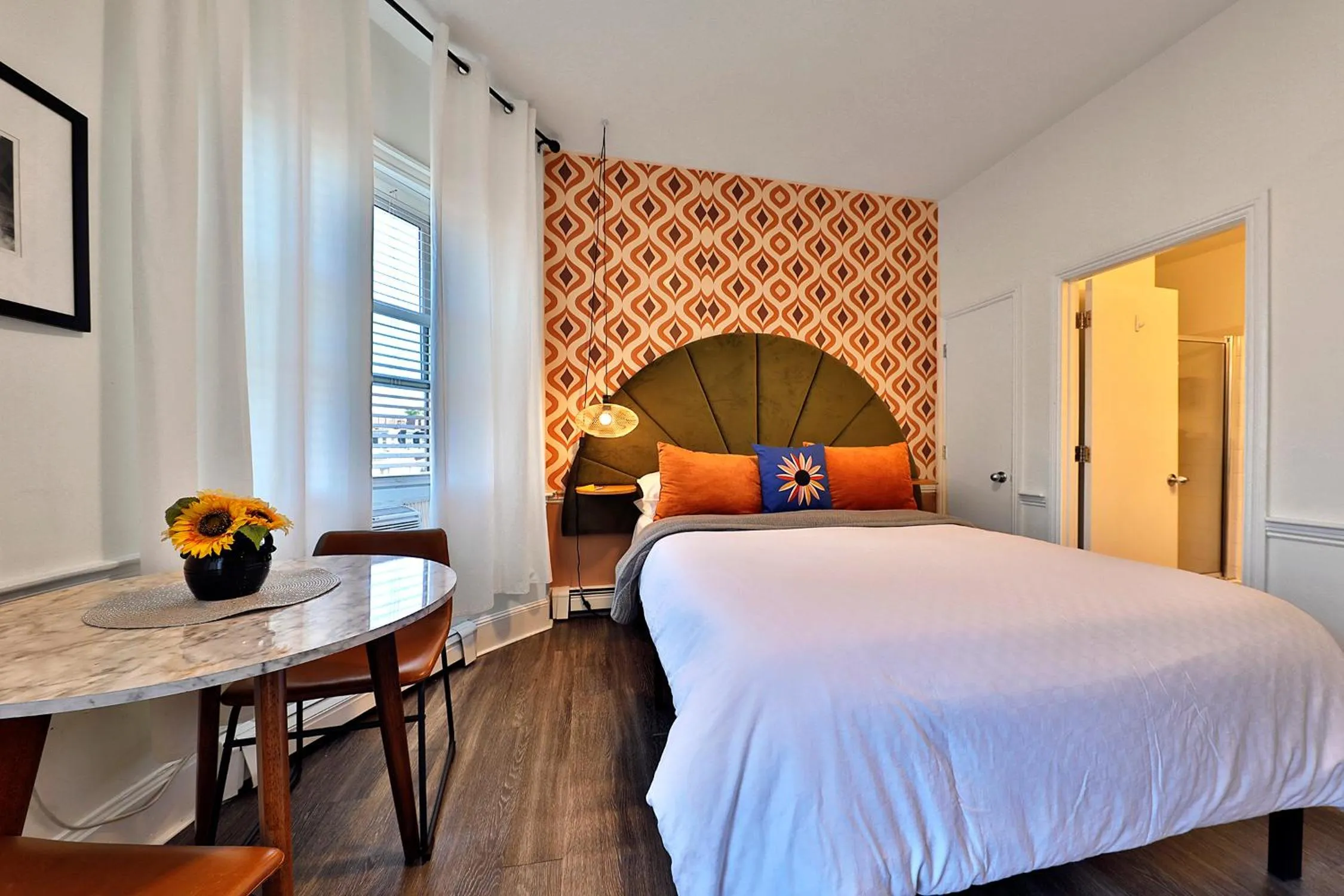 Photo of the whole room, Bed in Good Hotels Boston