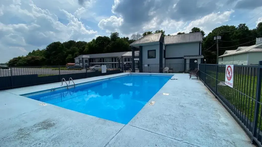 Swimming pool in KINGS INN Swimming pool in KINGS INN
