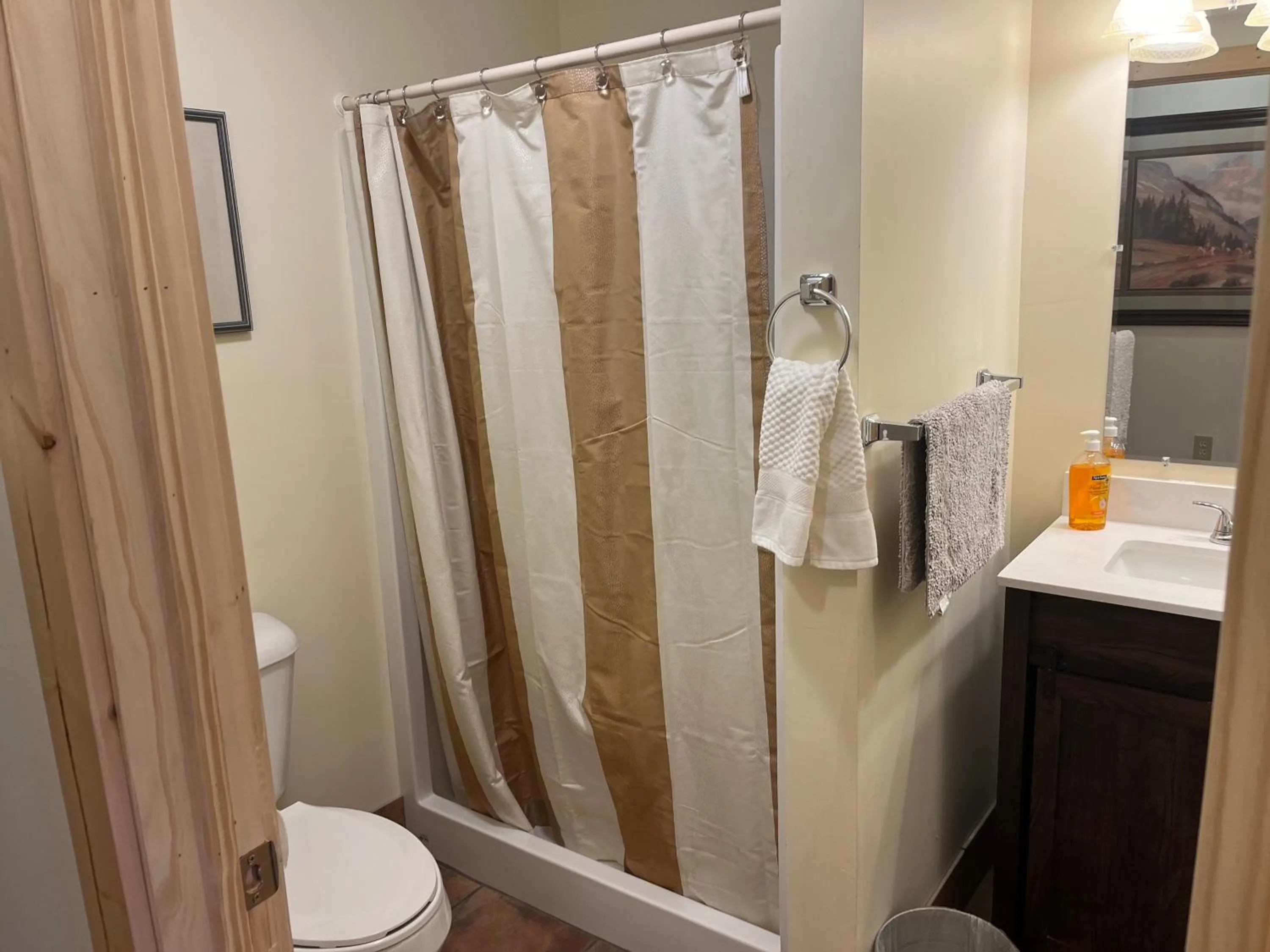 Creekside Downtown Vacation Suites, Only Adults 25 or older