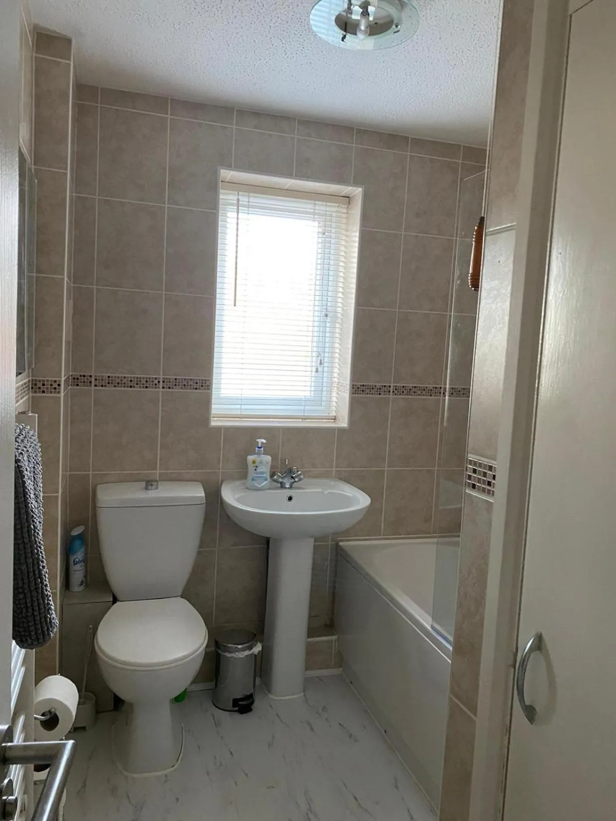 Bathroom in Riverside Park Ground Floor Apt 1 BR Parking St Neots