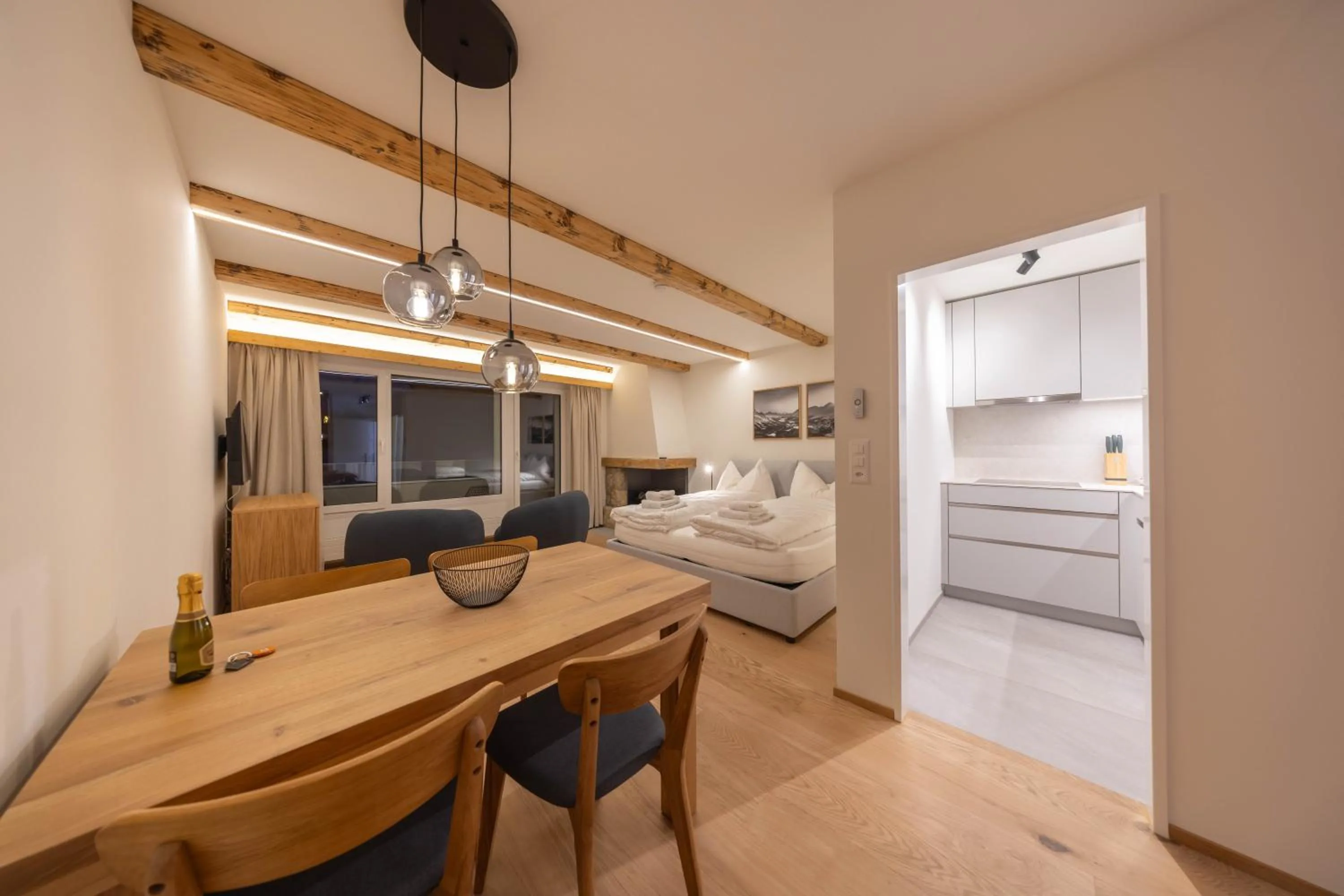 New Premium Studio with eFireplace, Pool & Sauna