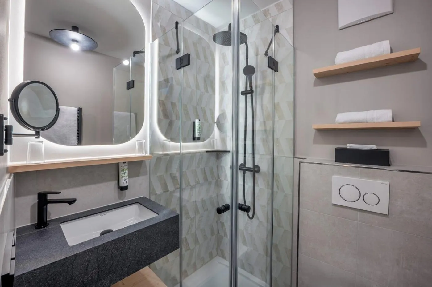 Bathroom in Hotel Schäfflerwirt