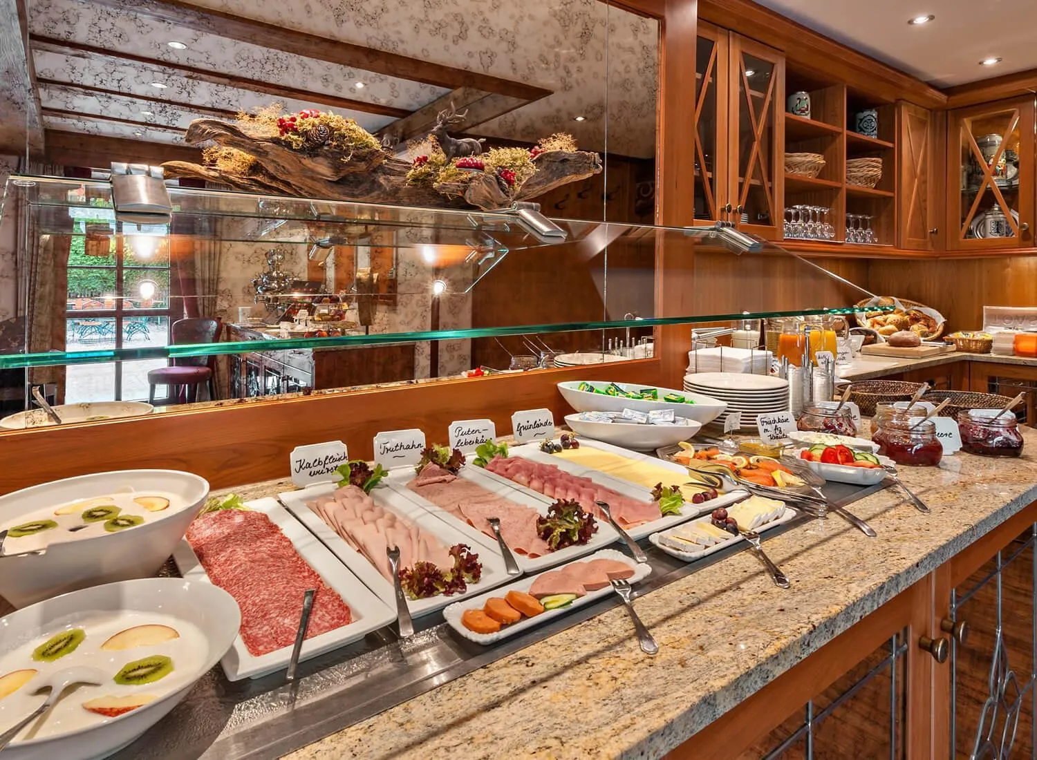 Buffet breakfast in Hotel Schäfflerwirt