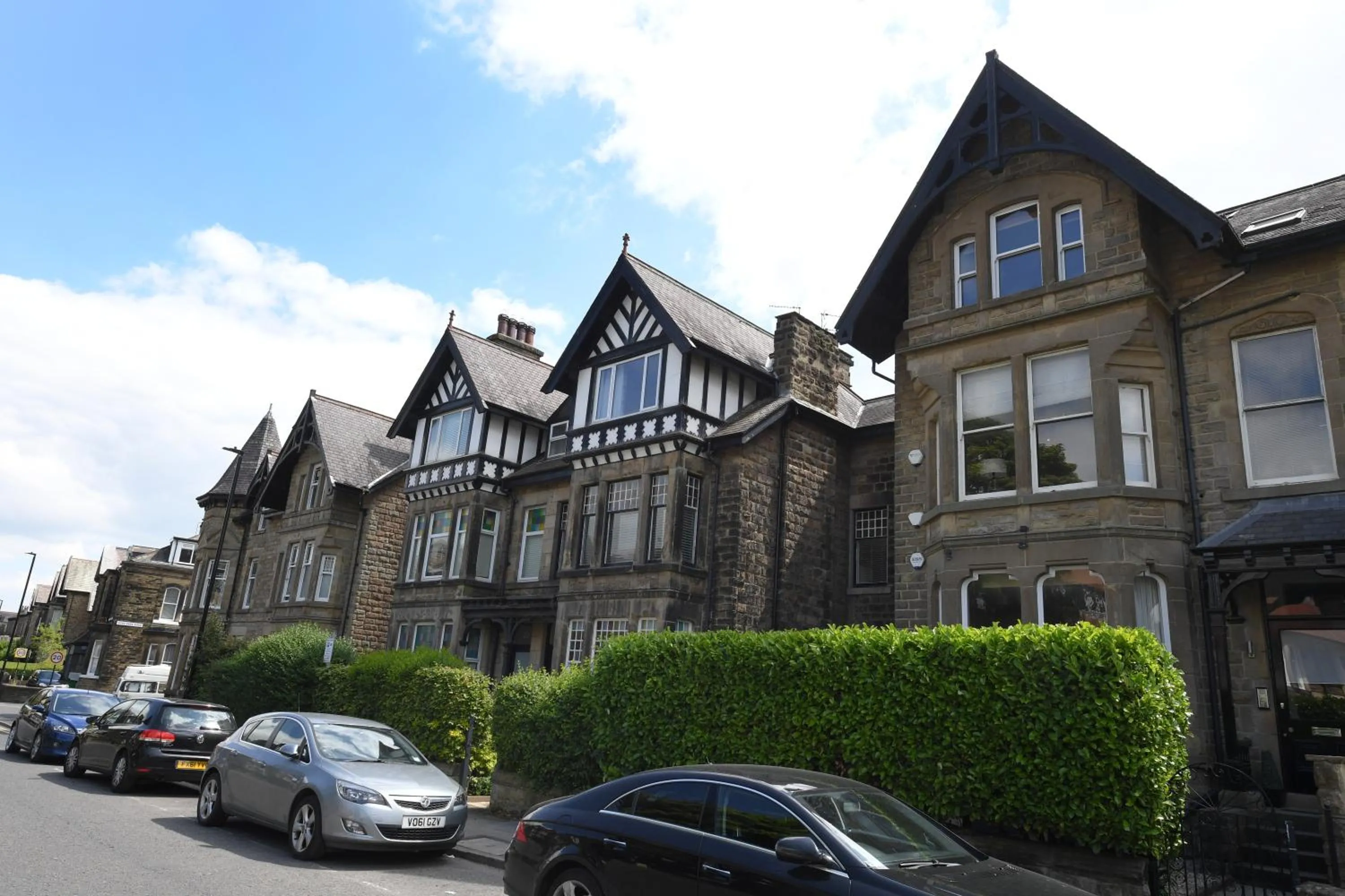 Property building in Courtyard Mews - 2 large en suite bedrooms, Garden - Harrogate Holiday Apartments