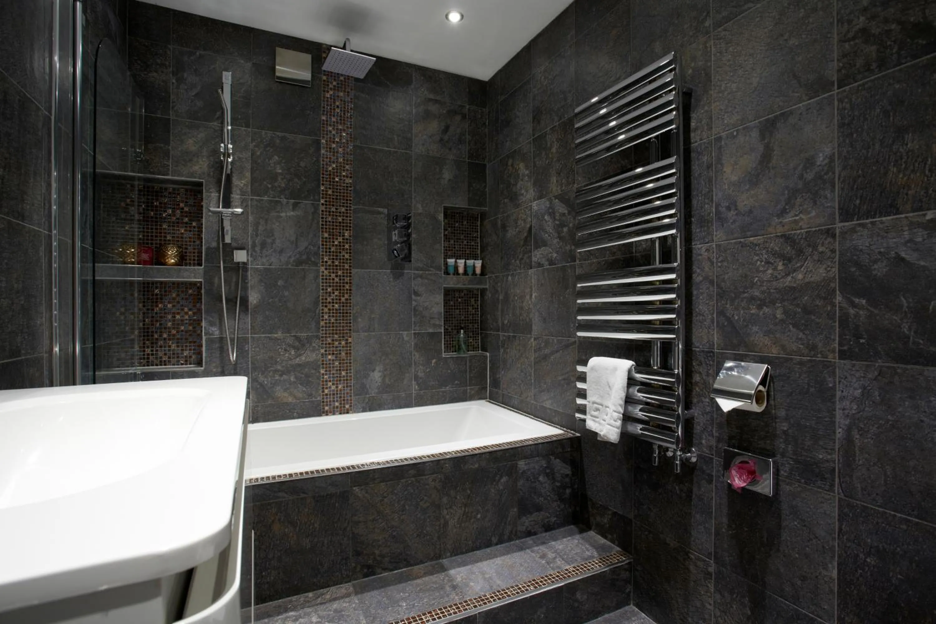 Shower in Courtyard Mews - 2 large en suite bedrooms, Garden - Harrogate Holiday Apartments