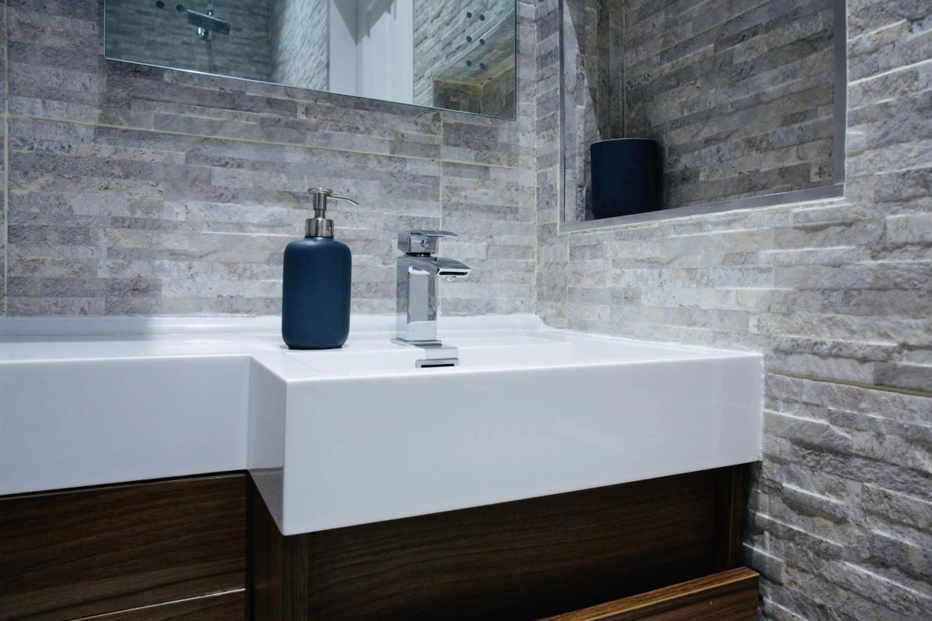 Courtyard Mews - 2 large en suite bedrooms, Garden - Harrogate Holiday Apartments