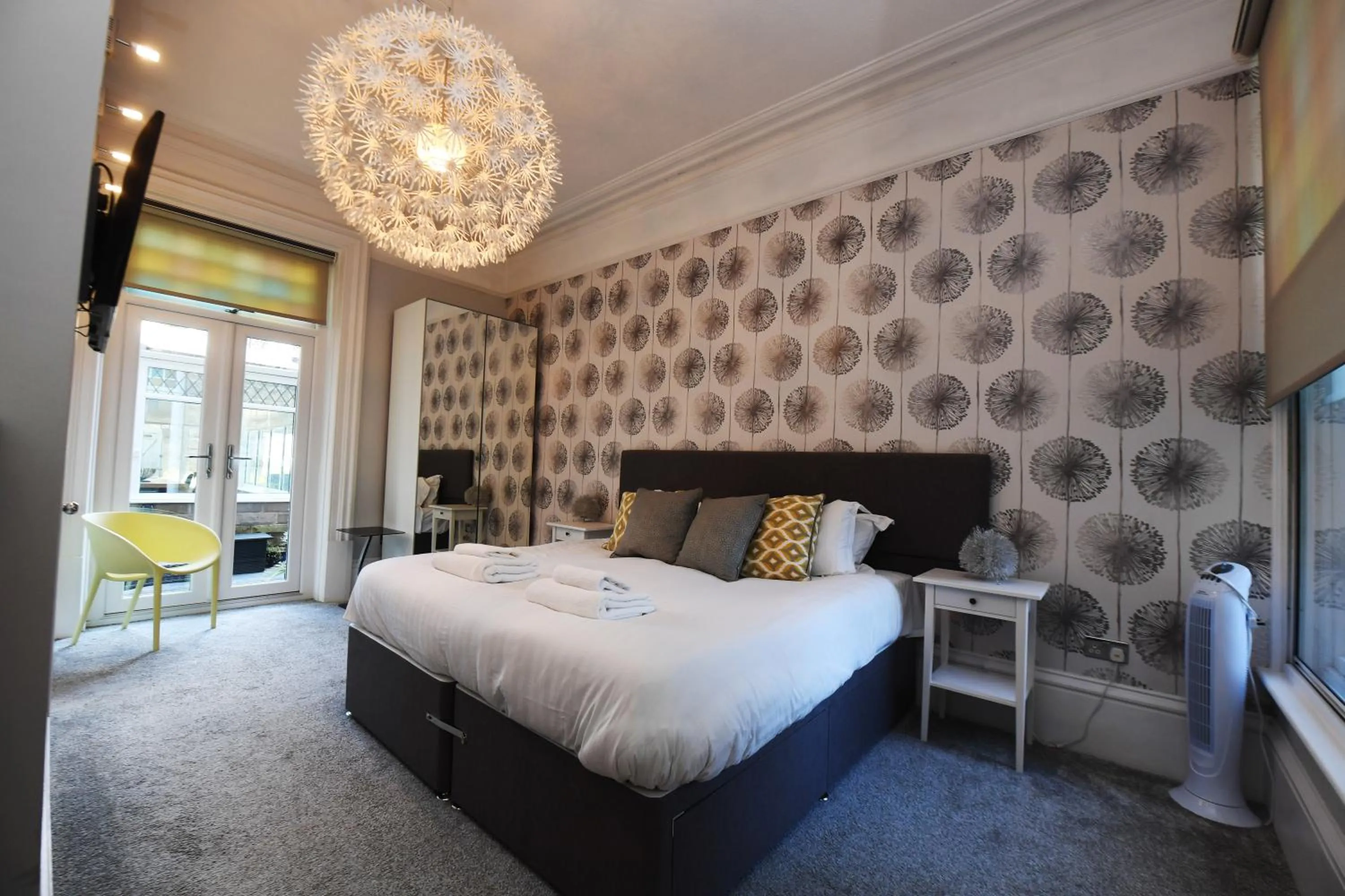 Bed in Courtyard Mews - 2 large en suite bedrooms, Garden - Harrogate Holiday Apartments